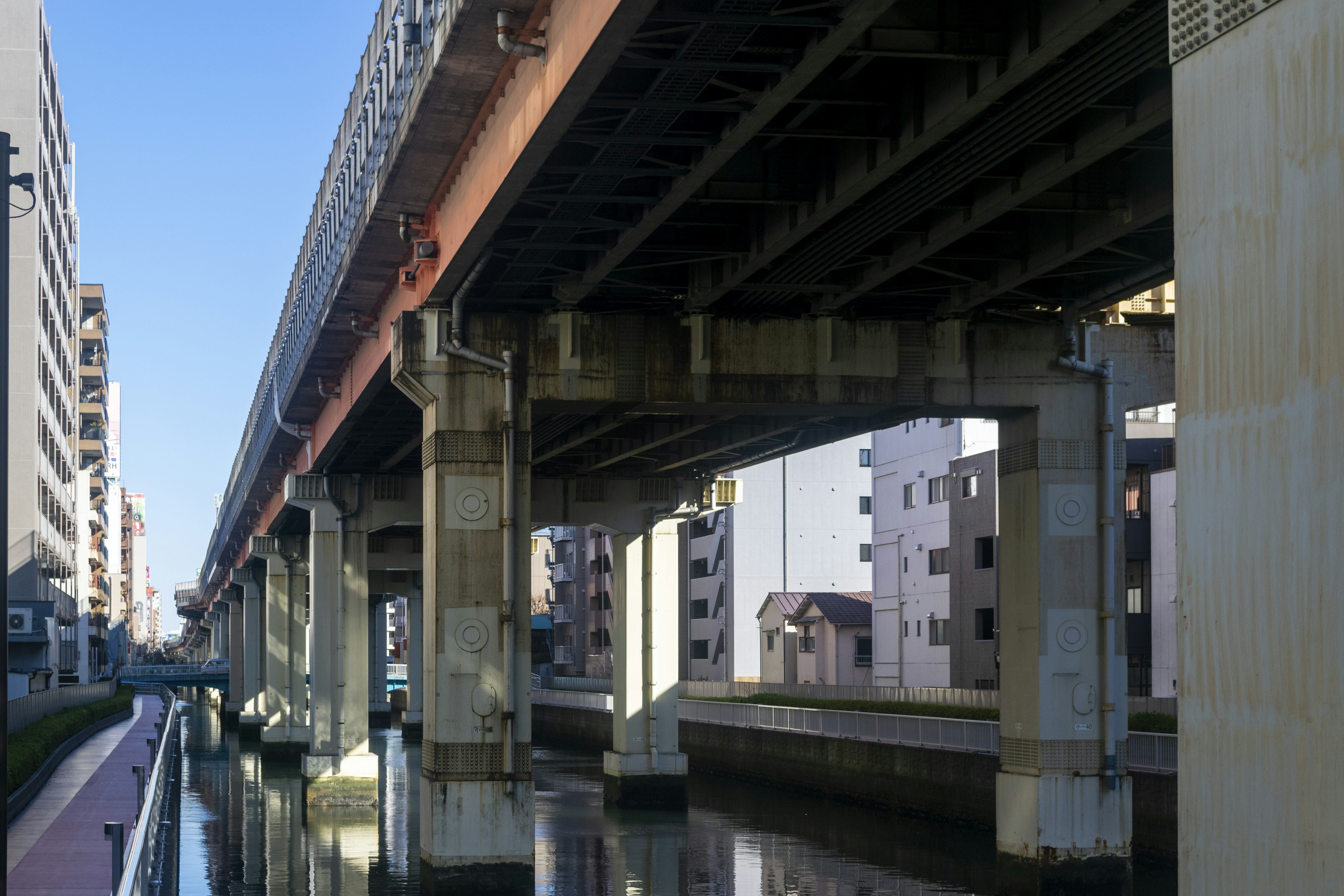 Vue d'un canal avec des bâtiments et un pont élevé au-dessus