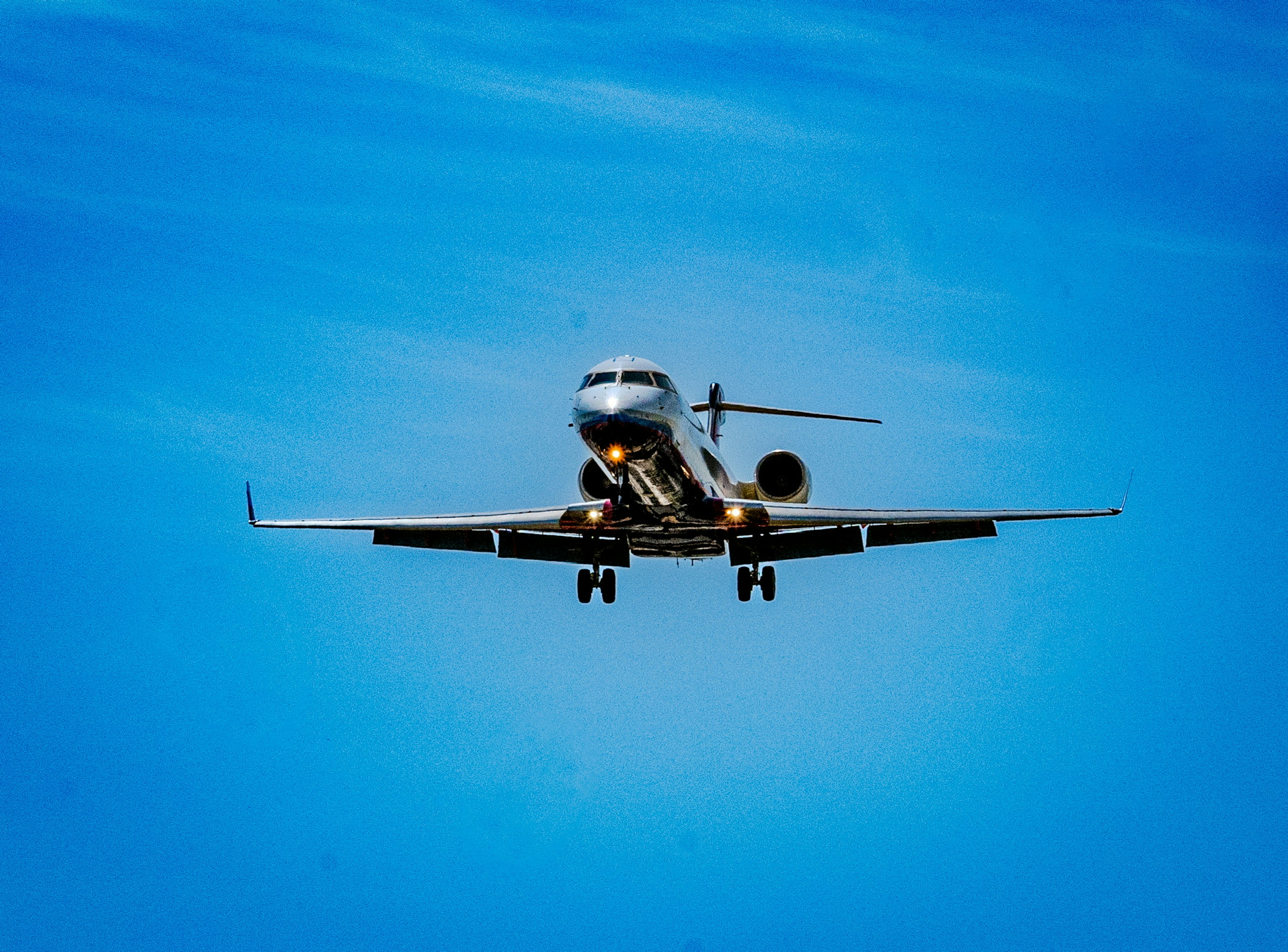 Avion de passagers volant contre un ciel bleu