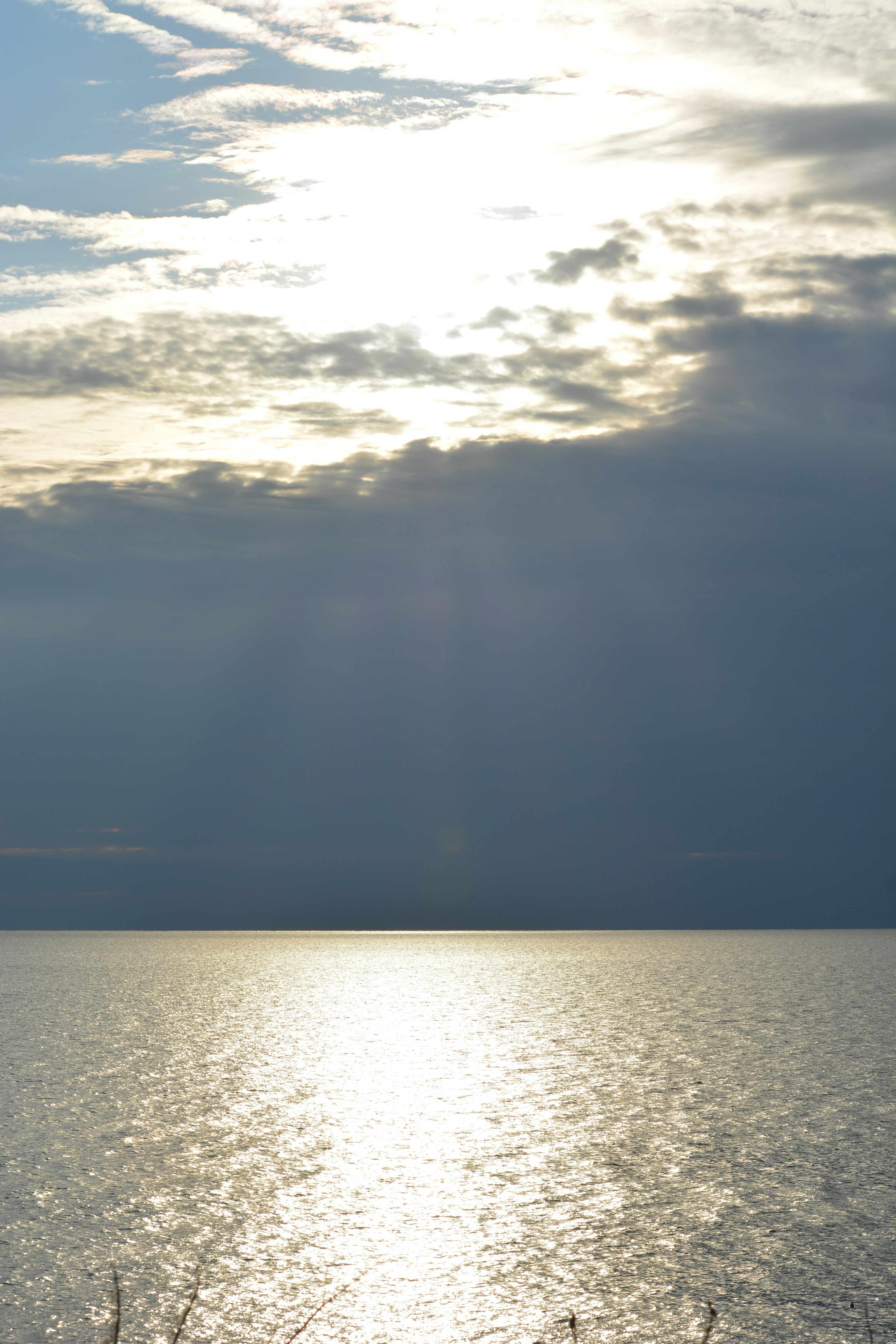 Nuages et reflets de lumière sur la mer