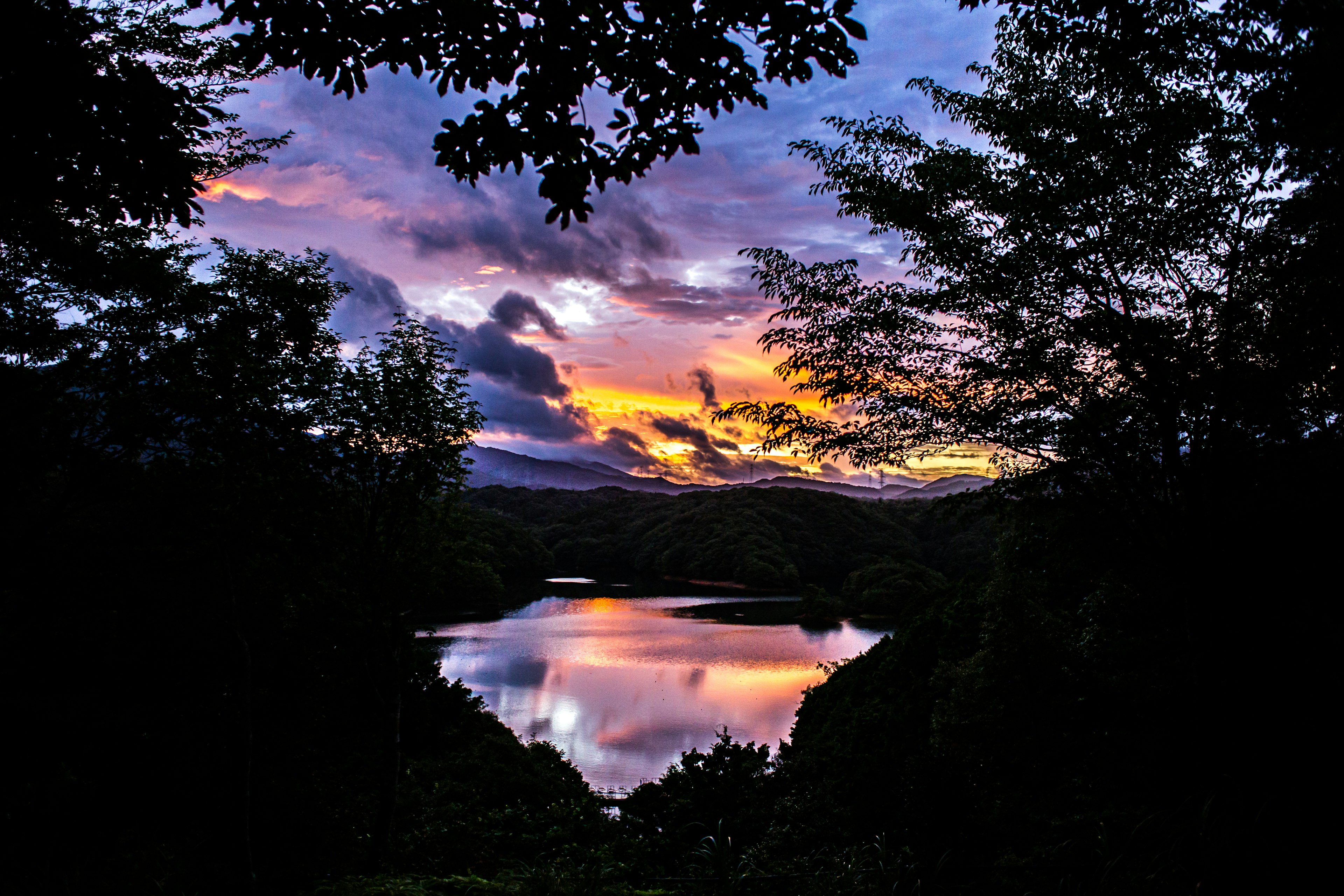 Pemandangan matahari terbenam yang indah di atas danau dengan awan berwarna