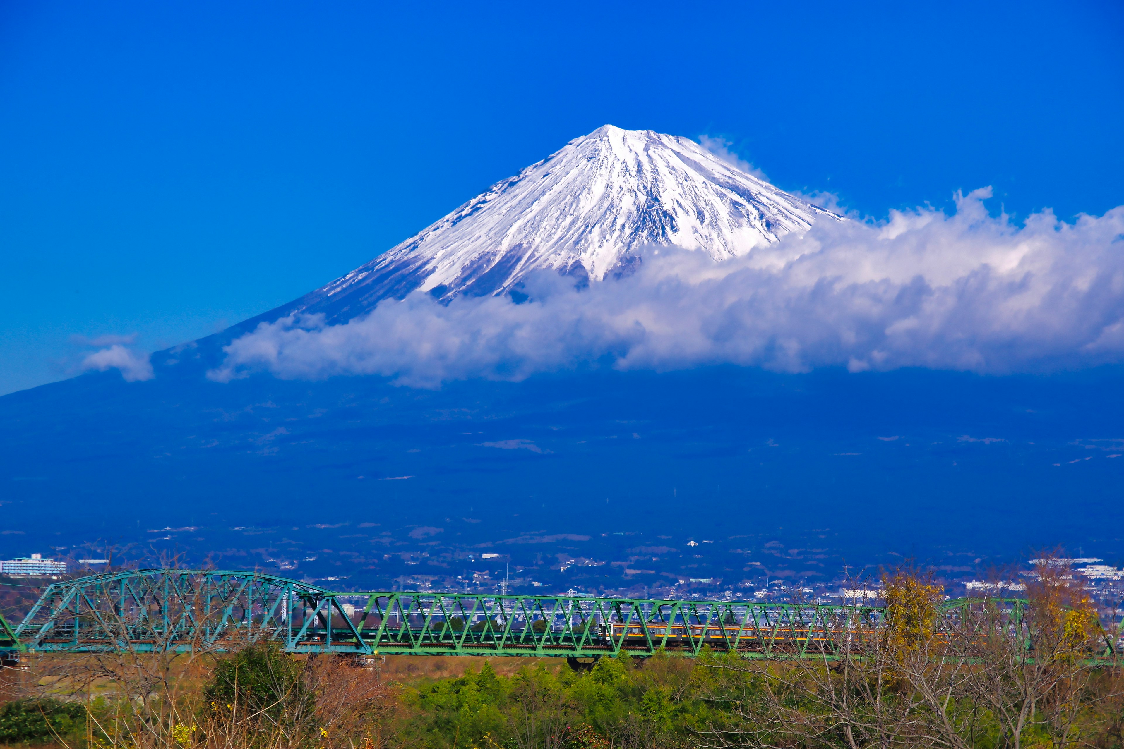 Gunung Fuji bersalju di bawah langit biru cerah dengan pemandangan sekitarnya