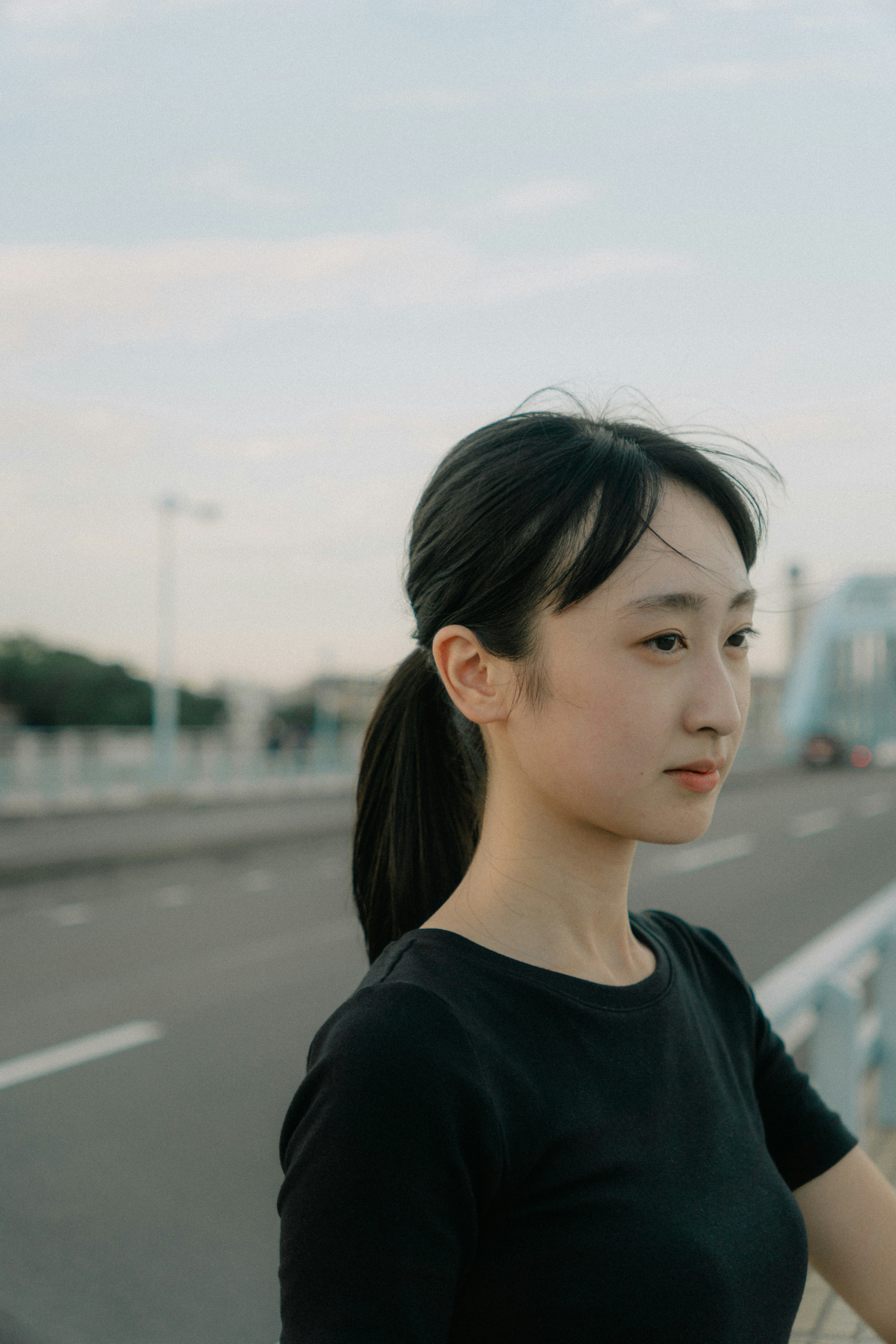 Jeune femme pensive sur un pont