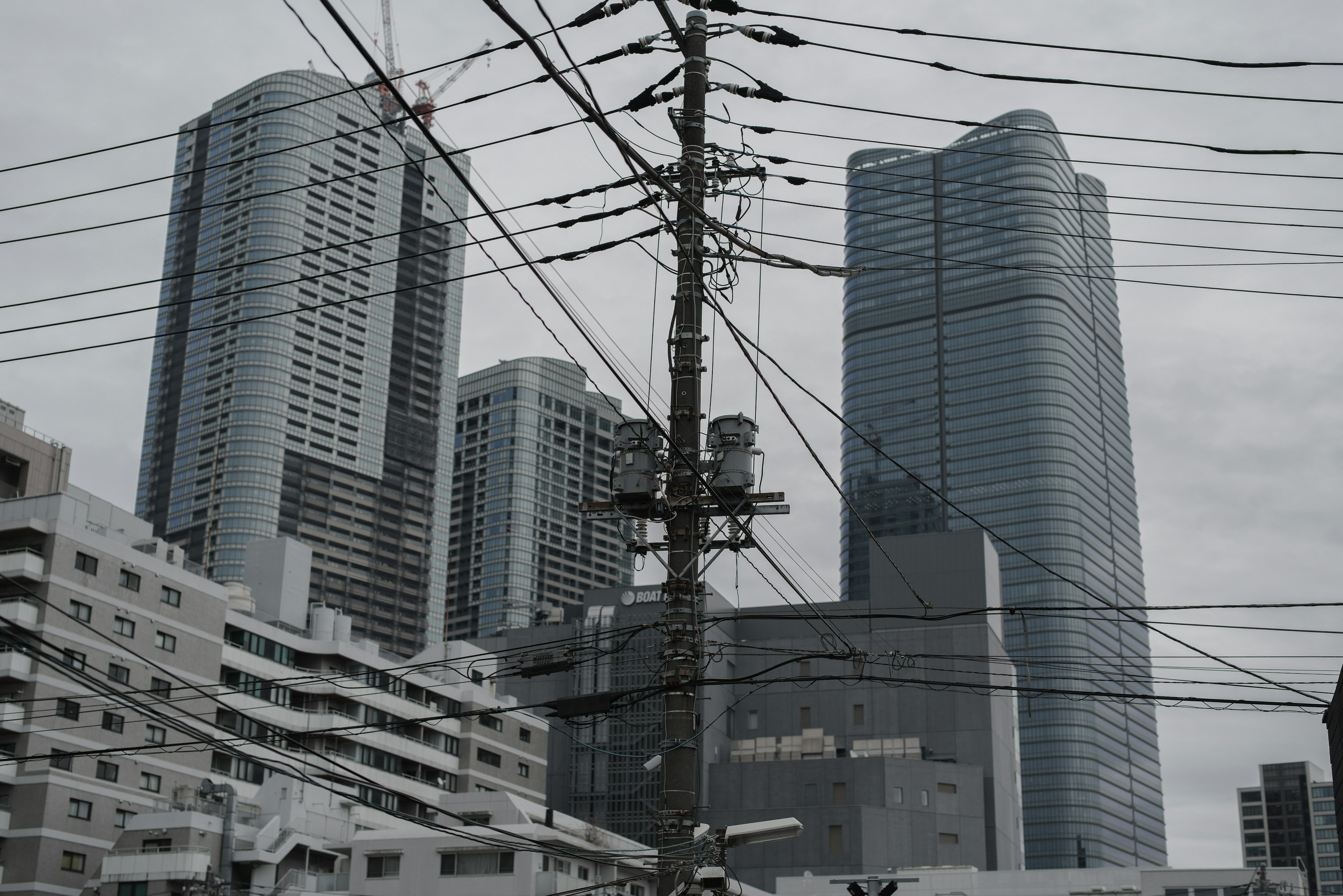 城市风景，高楼大厦与电线交错