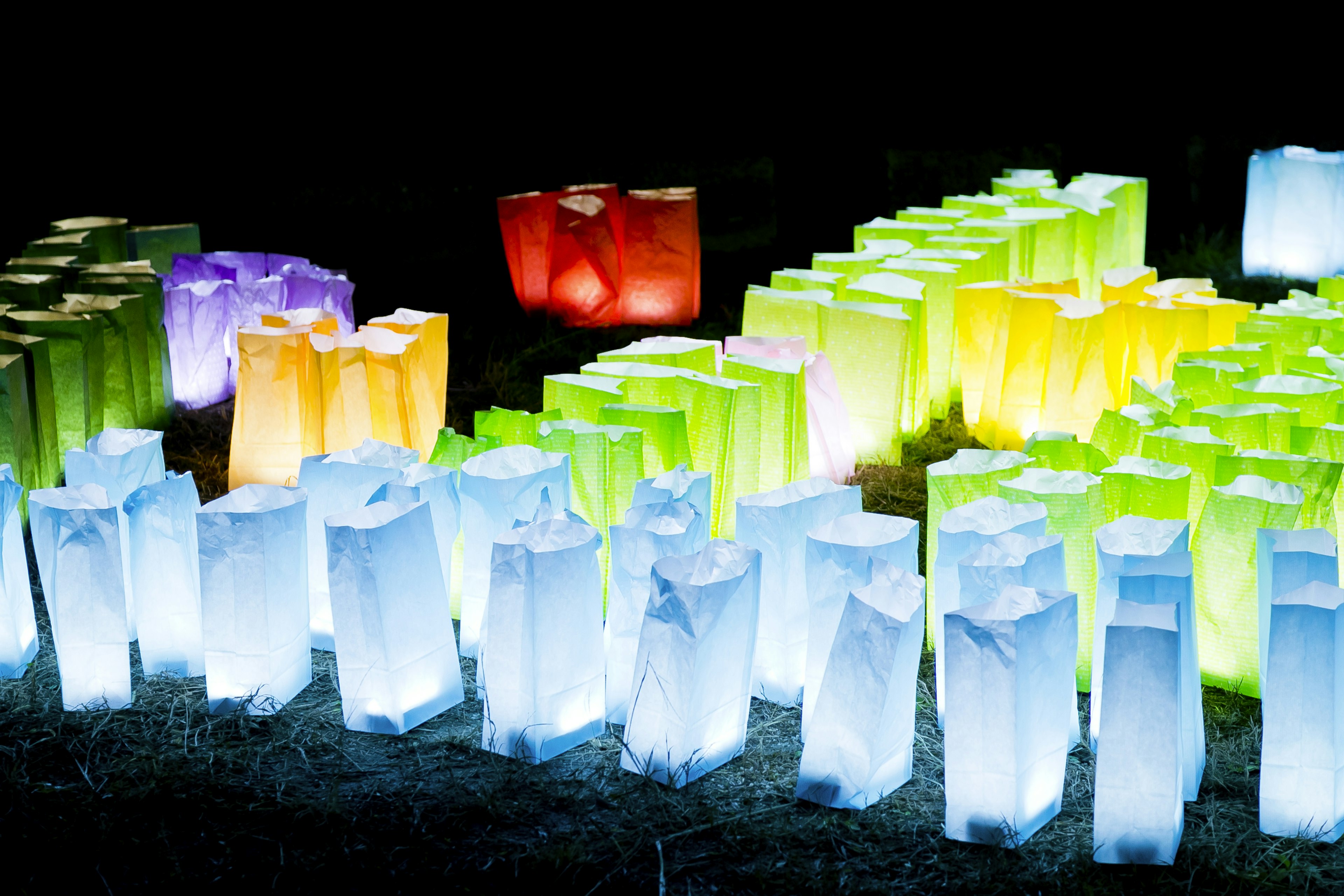 Structures cristallines colorées émettant de la lumière disposées dans l'obscurité