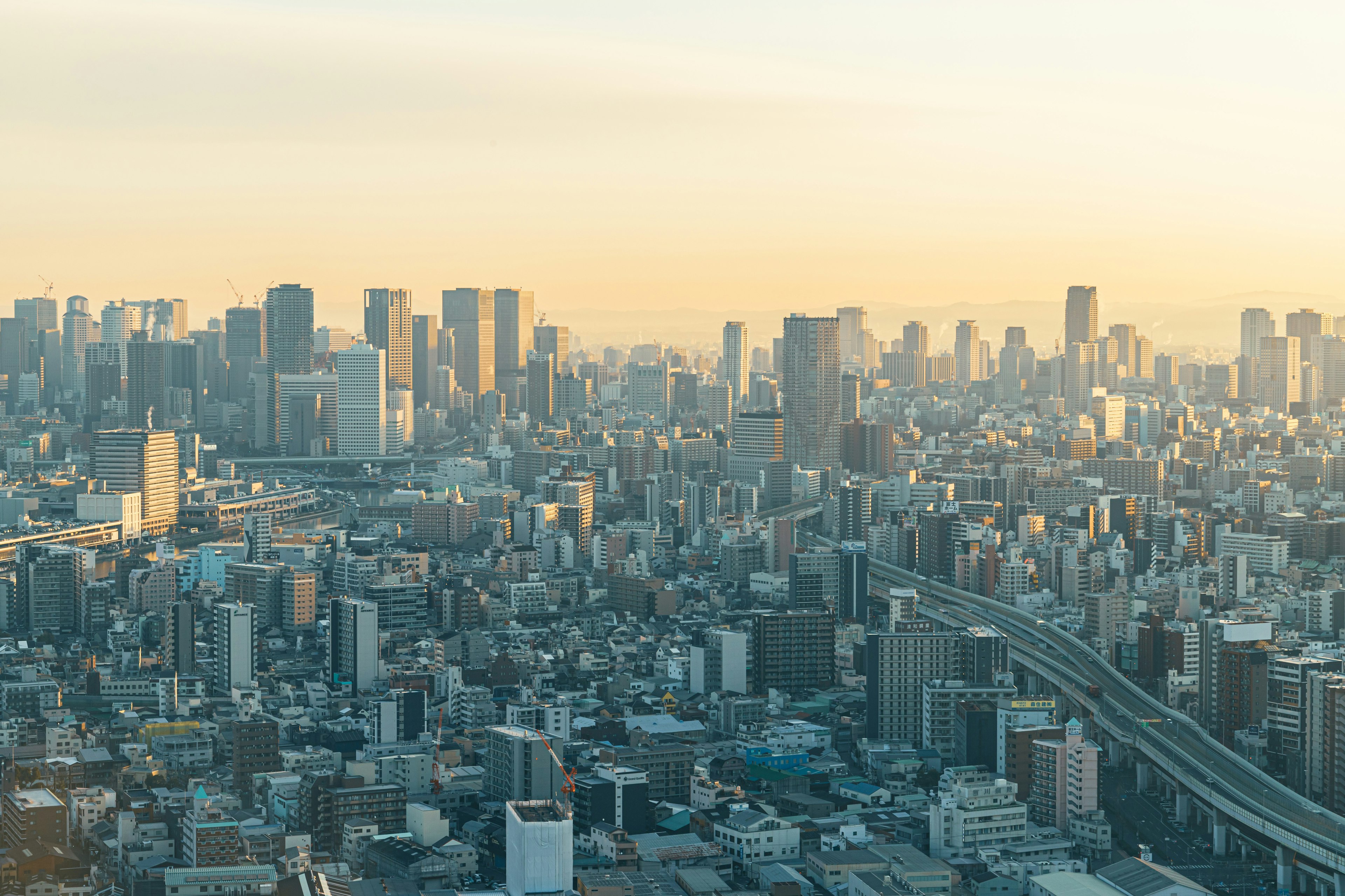 Skyline di Tokyo al tramonto con grattacieli