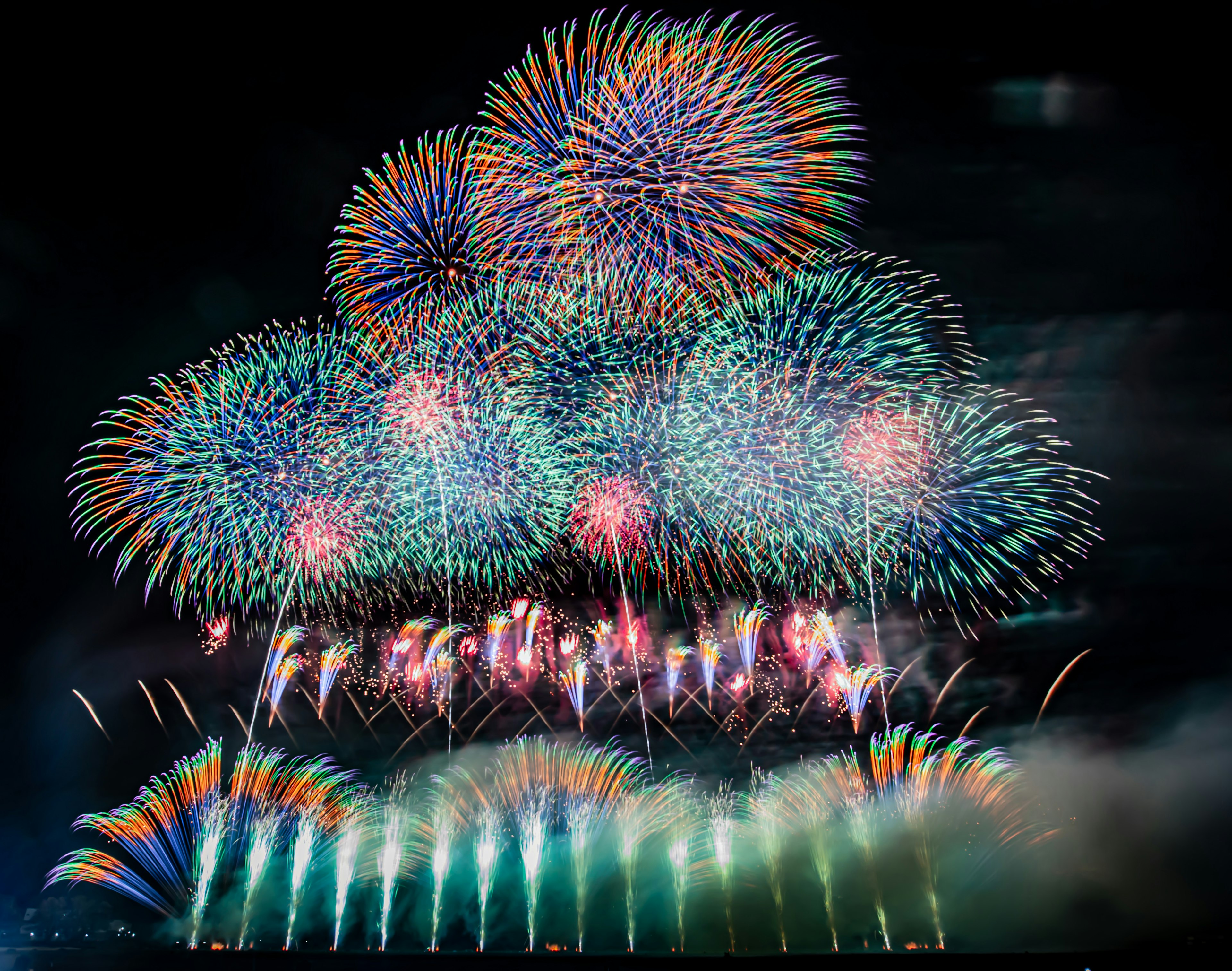 色とりどりの花火が夜空に広がる美しい光景