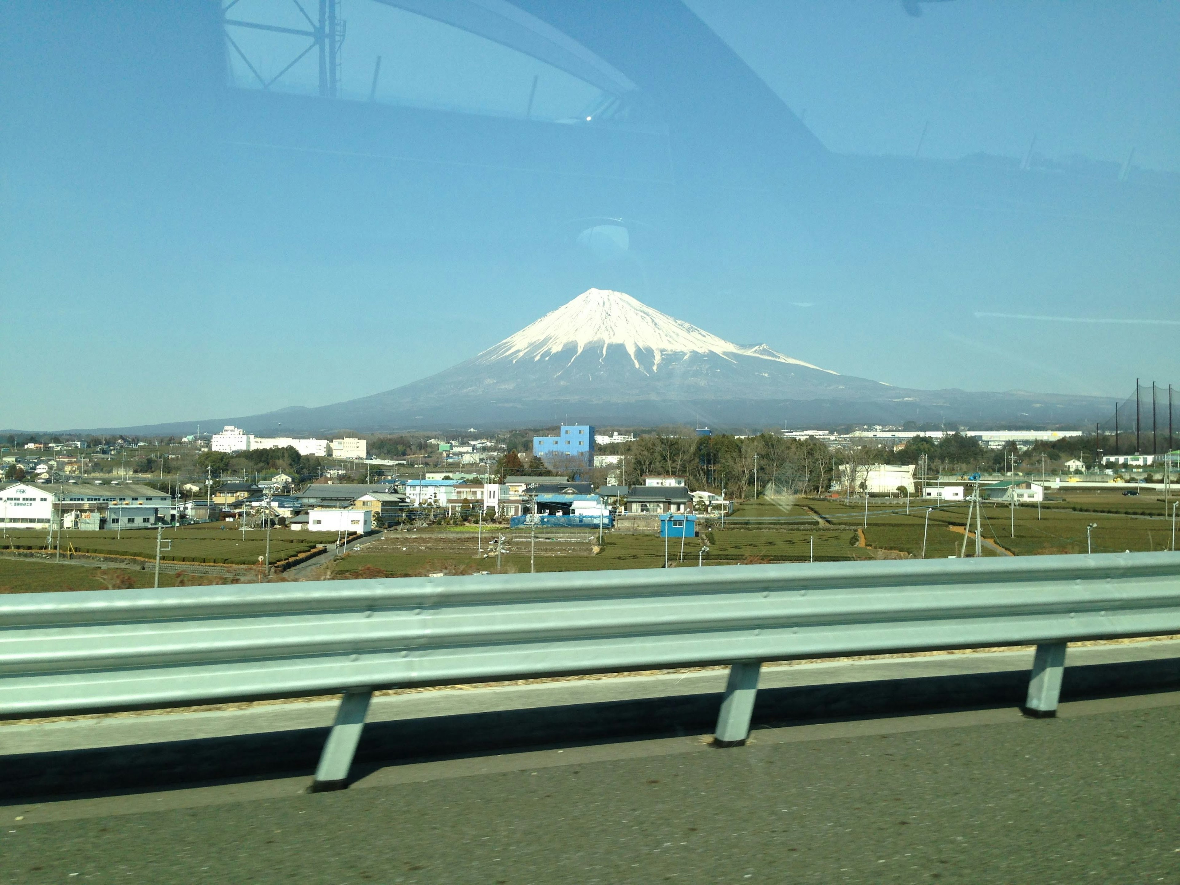 從高速公路看到的富士山