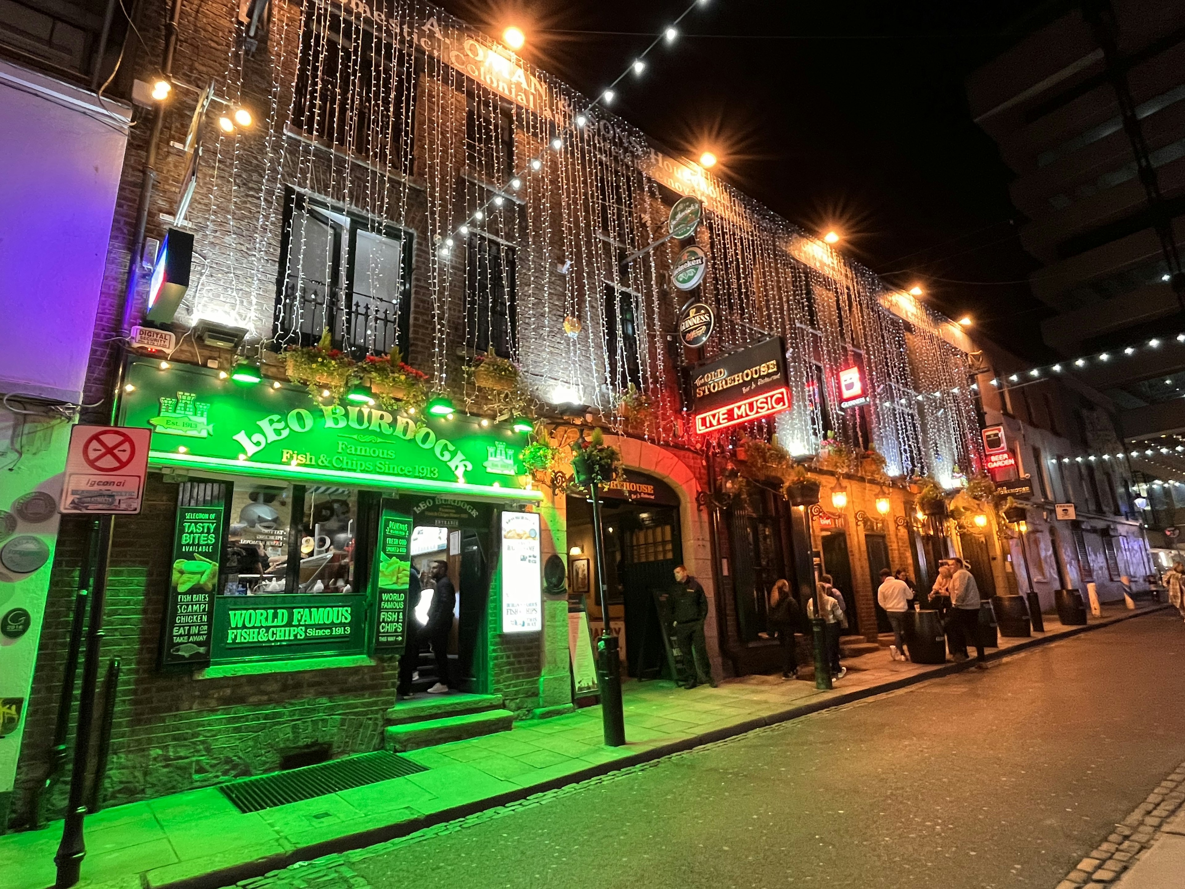 Esterno colorato di ristoranti e bar in una scena notturna