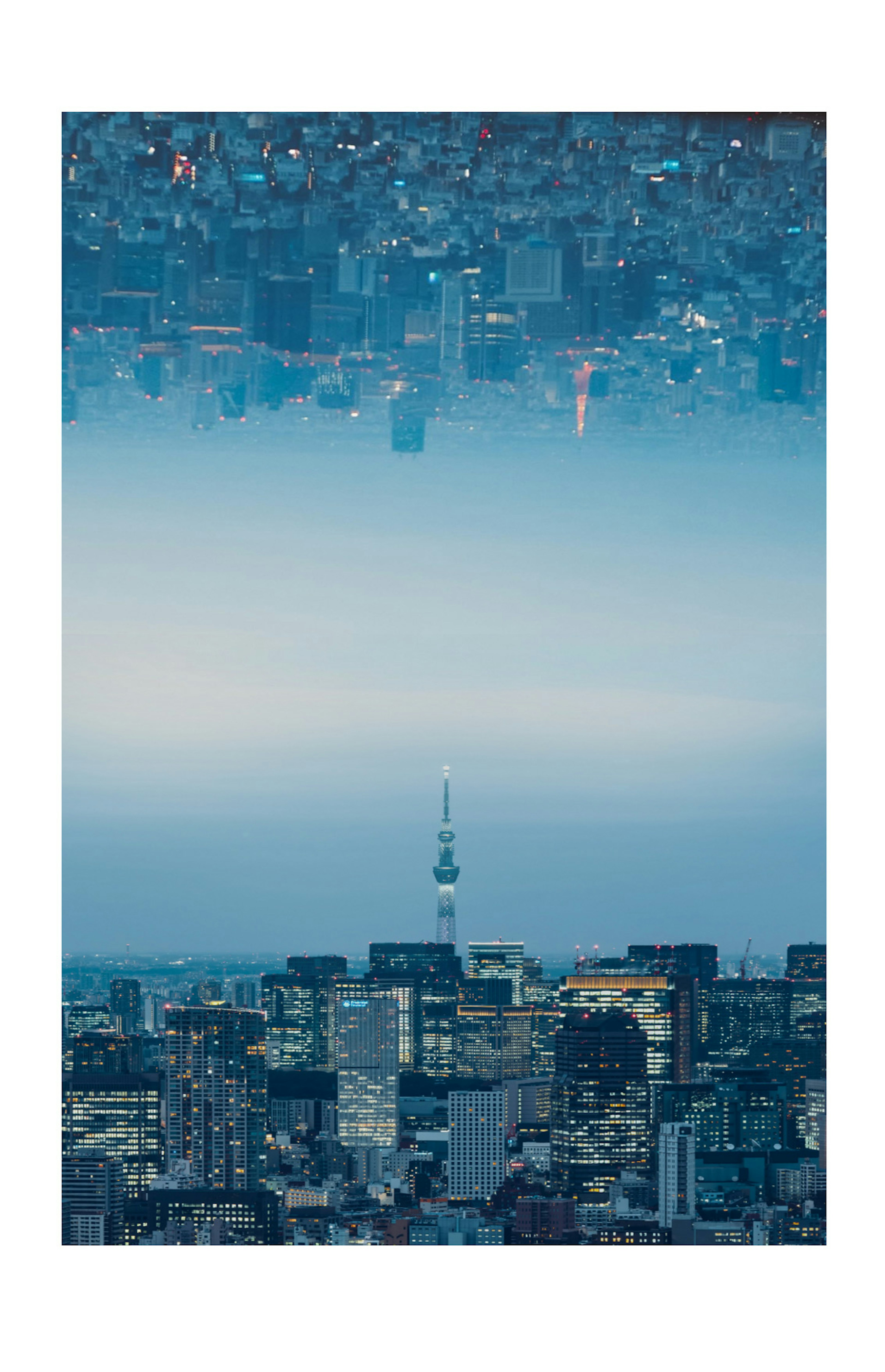 Stupenda riflessione dello skyline di Tokyo e della Tokyo Tower catturata sottosopra