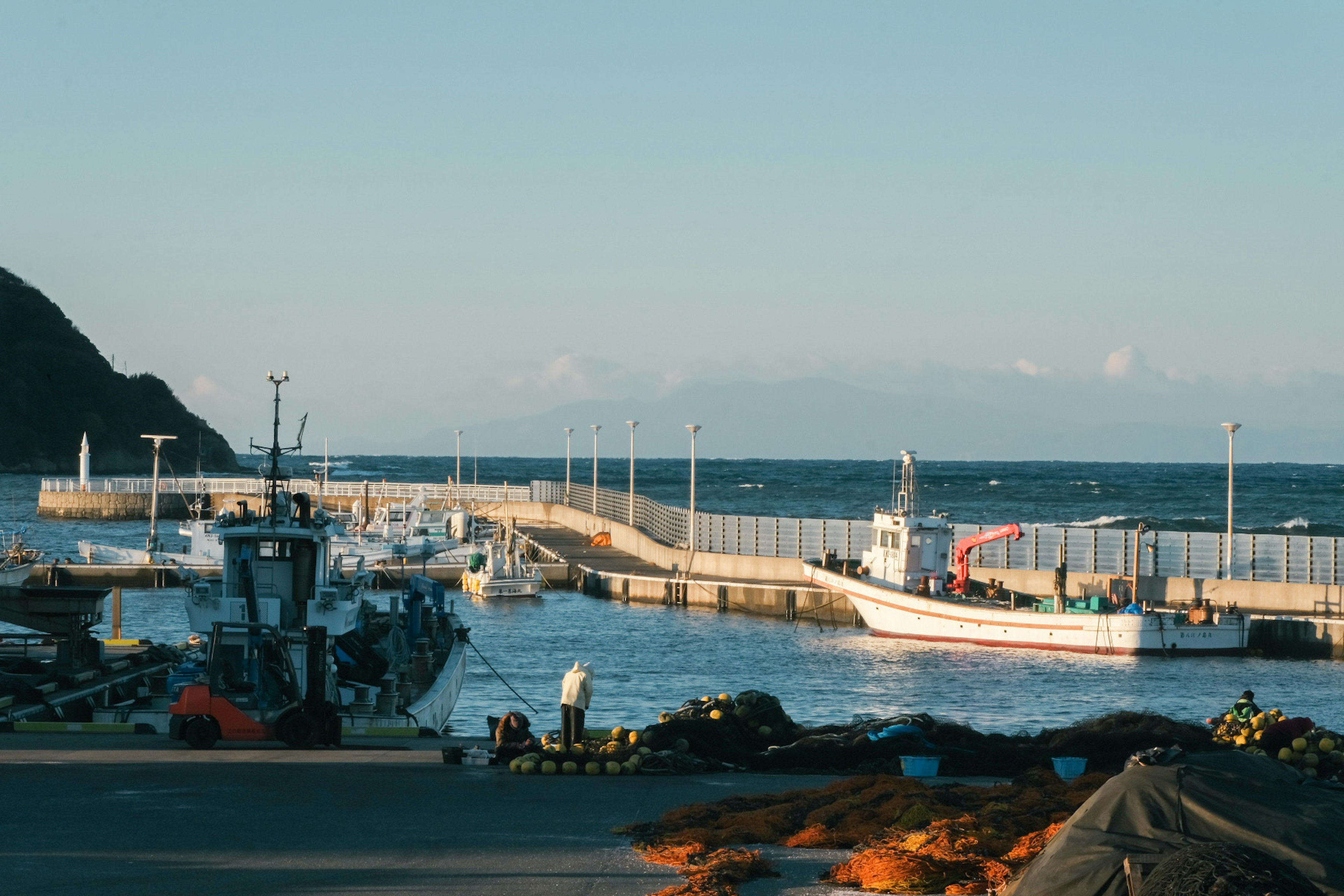 Bateaux de pêche amarrés dans un port avec une mer calme