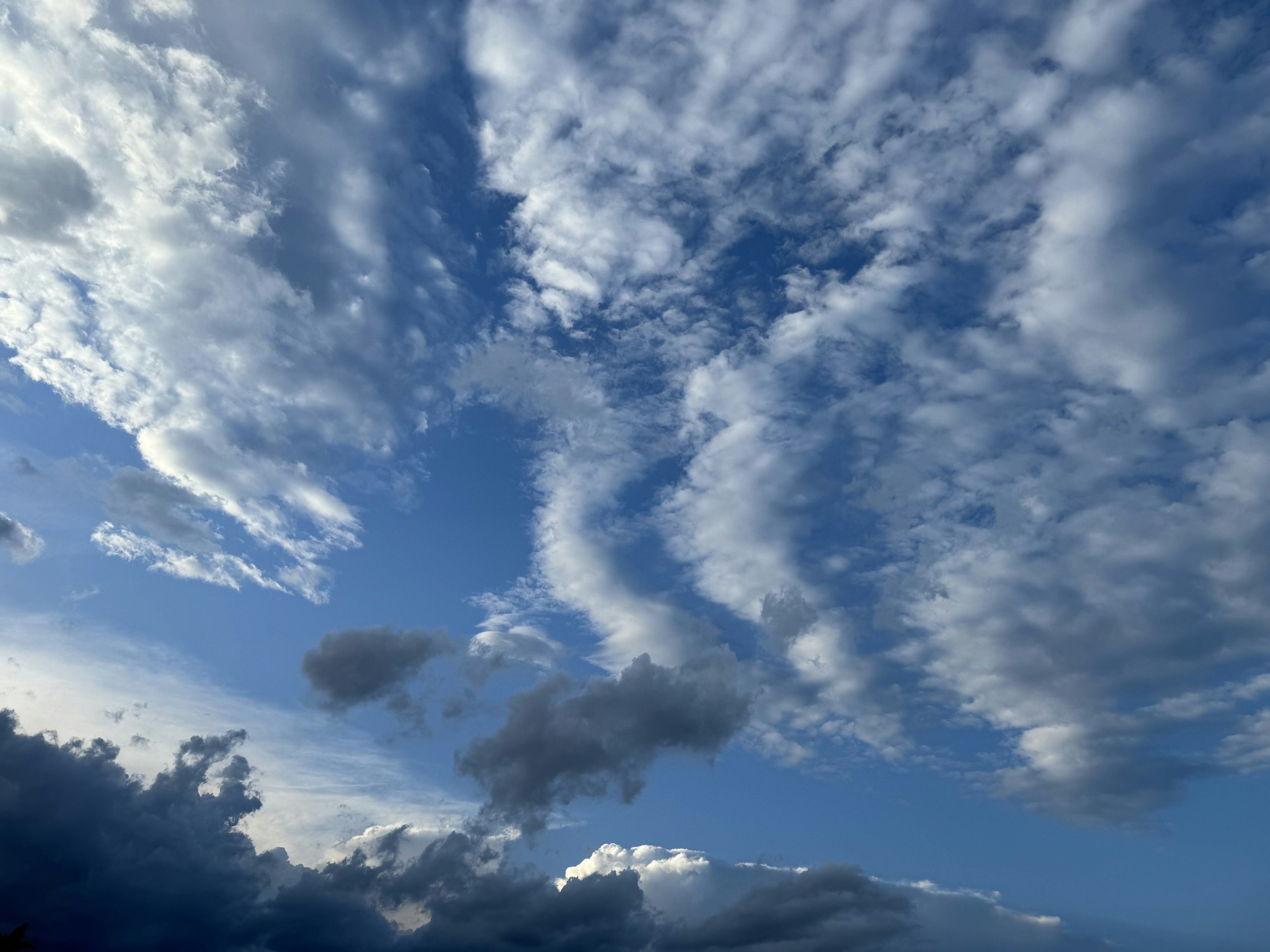 Hermosa vista de nubes blancas onduladas en un cielo azul