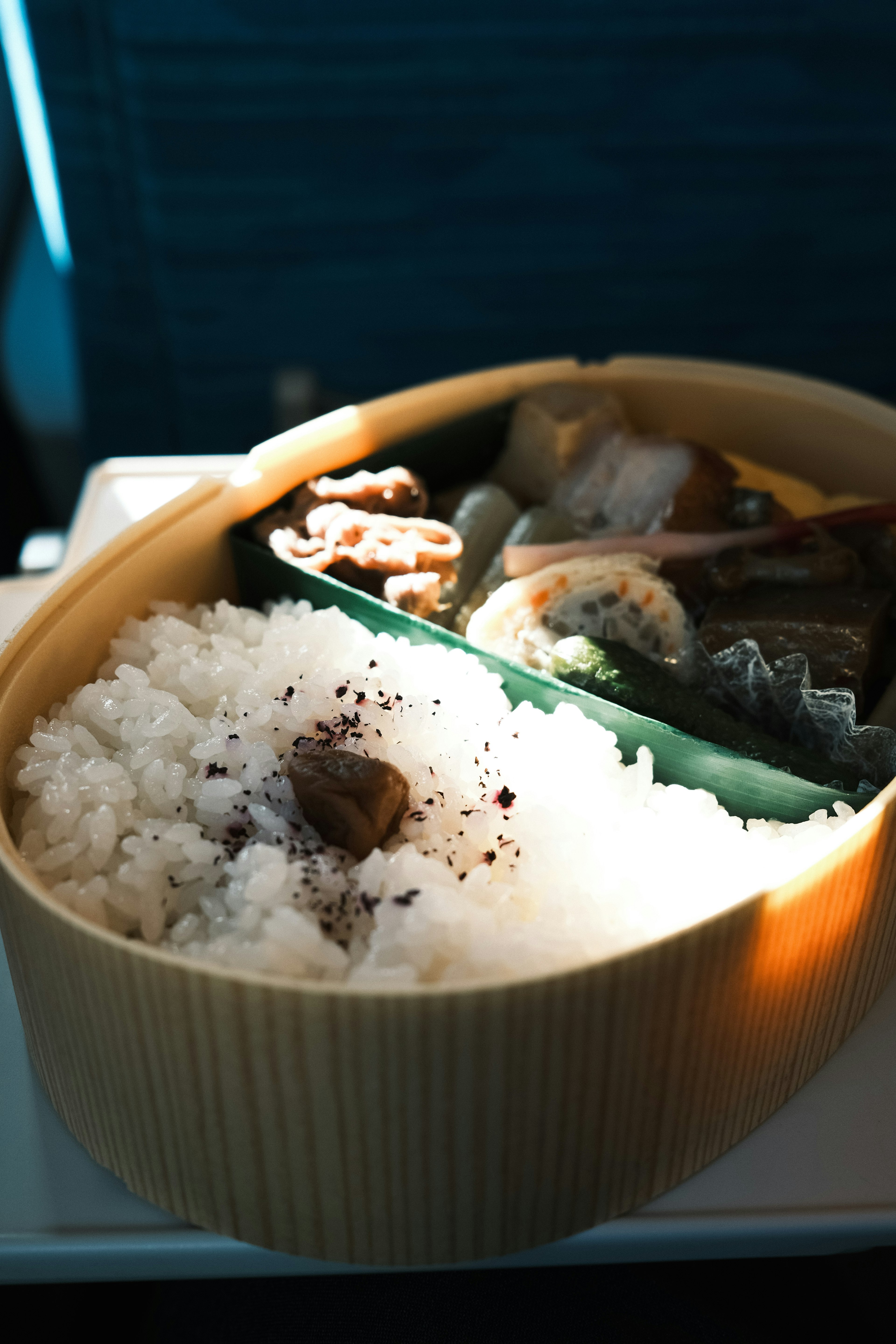 Bento Jepang yang disusun dengan indah dengan nasi putih