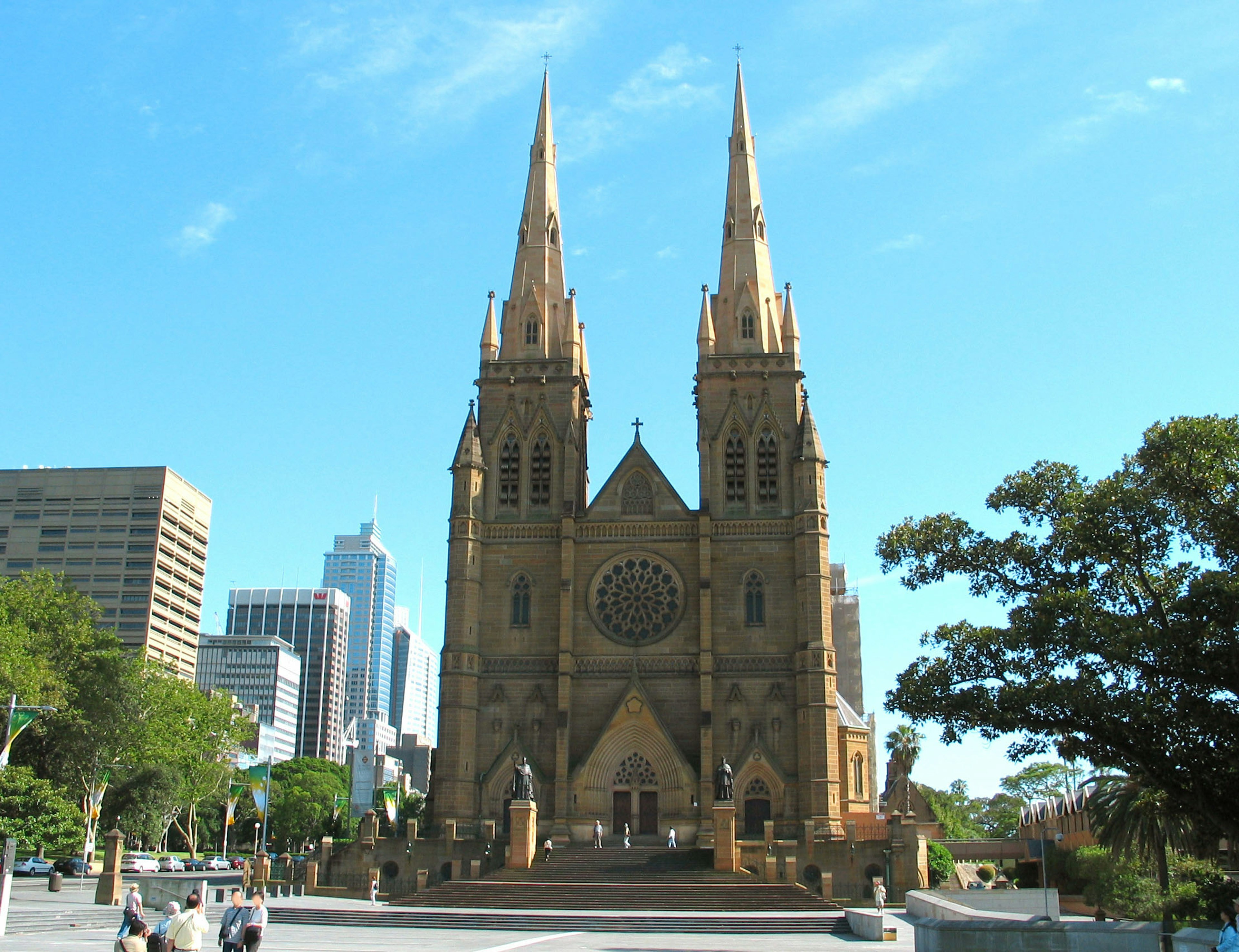 Außenansicht der St.-Marys-Kathedrale in Sydney mit hohen Türmen und schöner Architektur