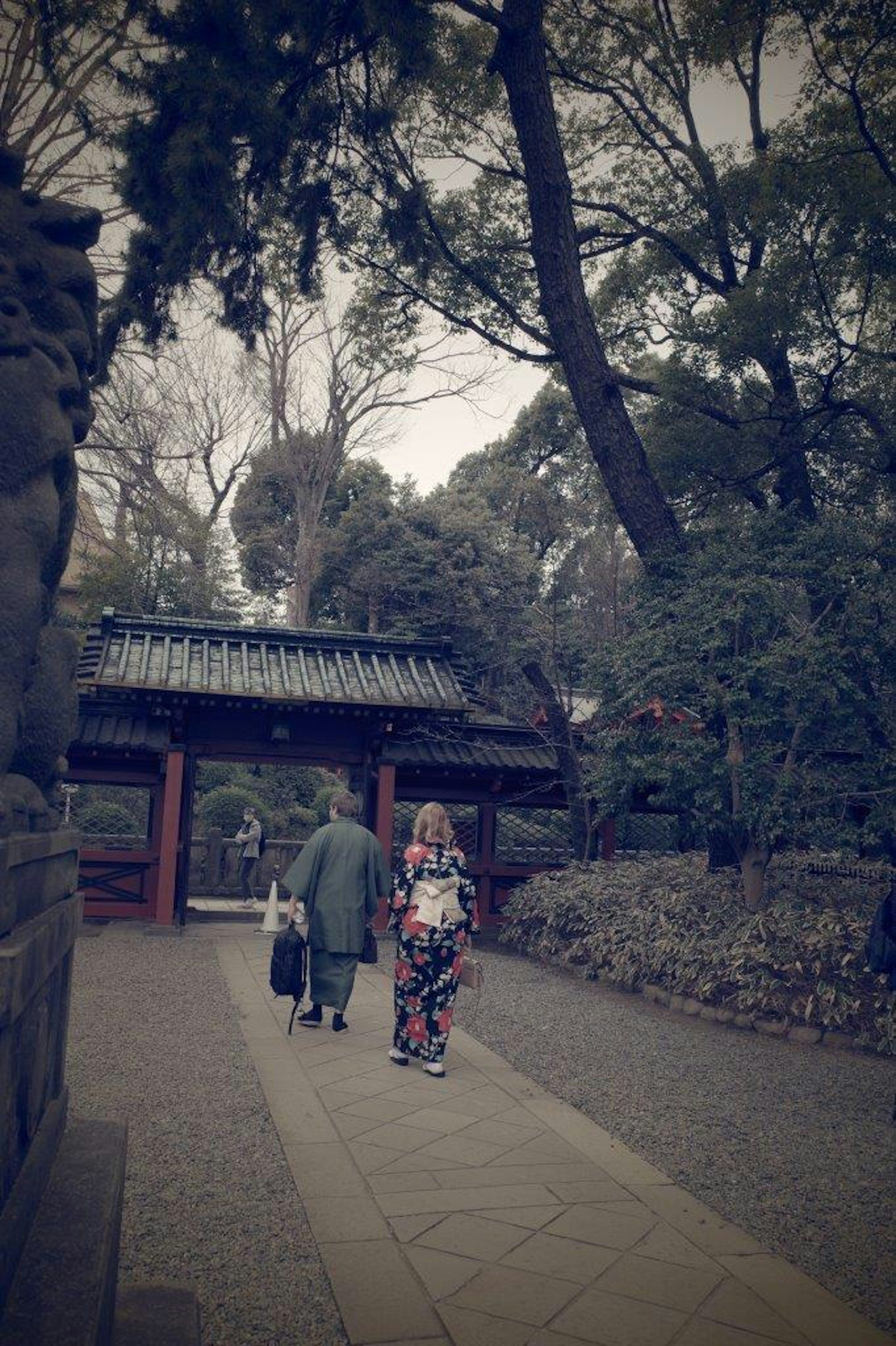 和服を着た女性と共に散歩する人々の風景