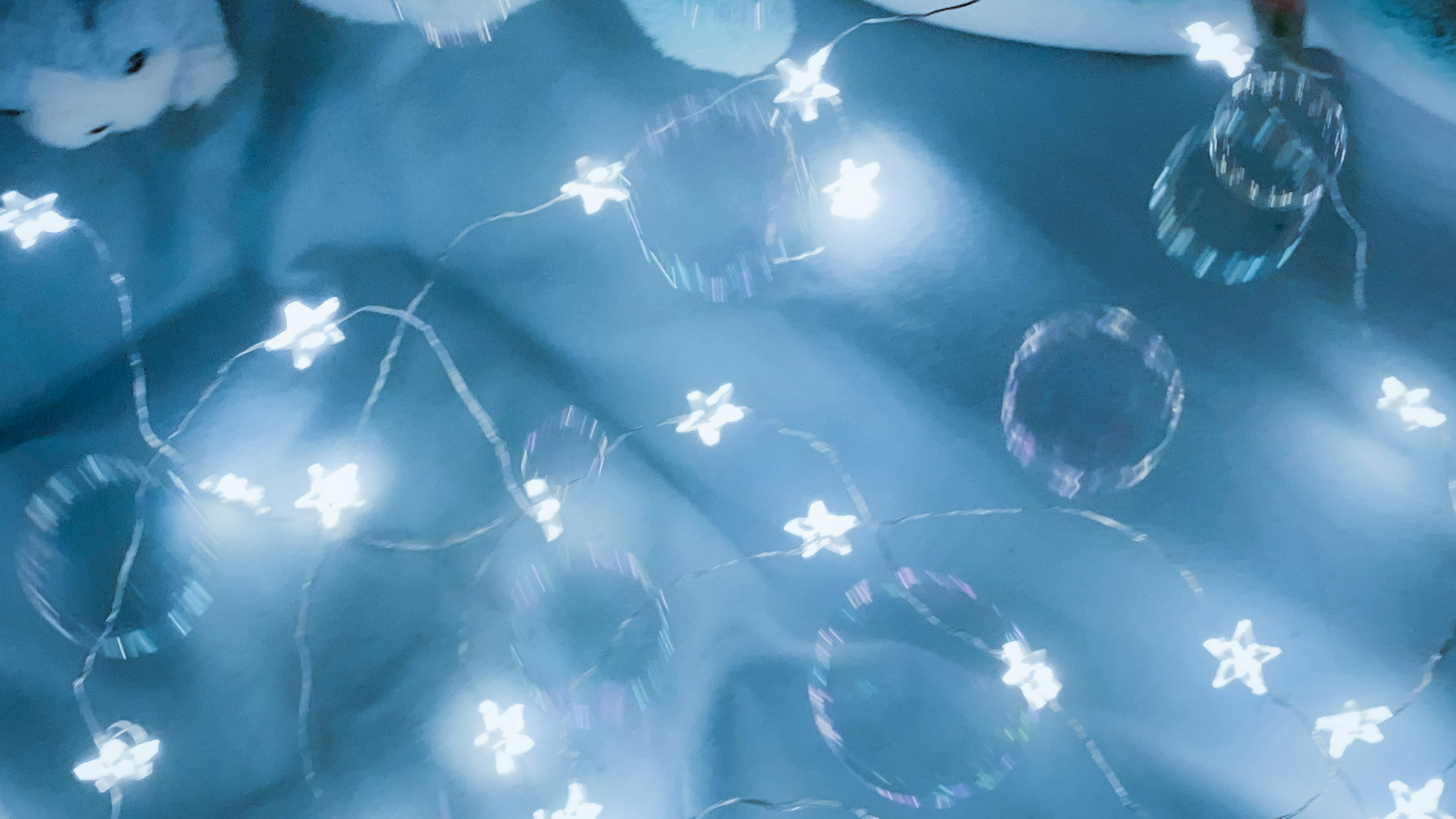 Lumières en forme d'étoile brillantes sur un tissu bleu avec des objets en forme de bulle