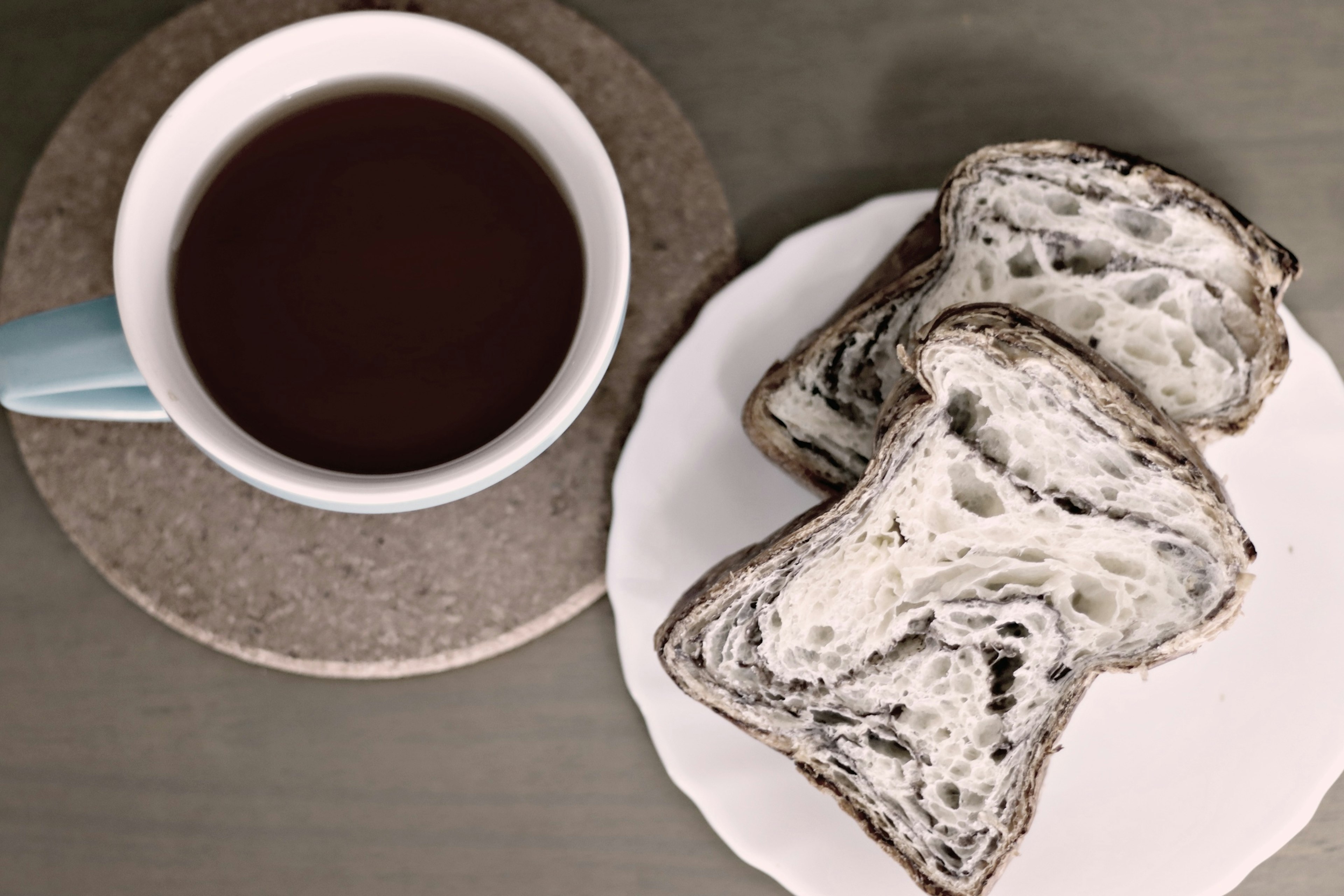 Piring sarapan dengan kopi dan roti pusaran