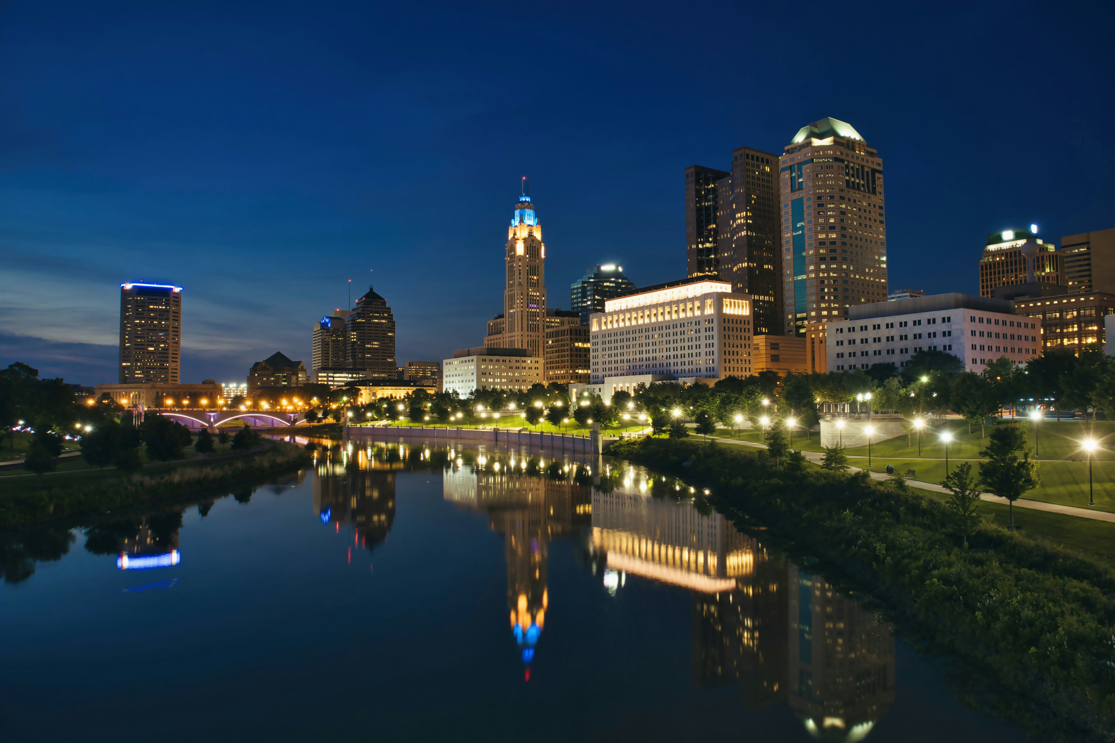 Vista nocturna del horizonte de Columbus con reflejo en el río