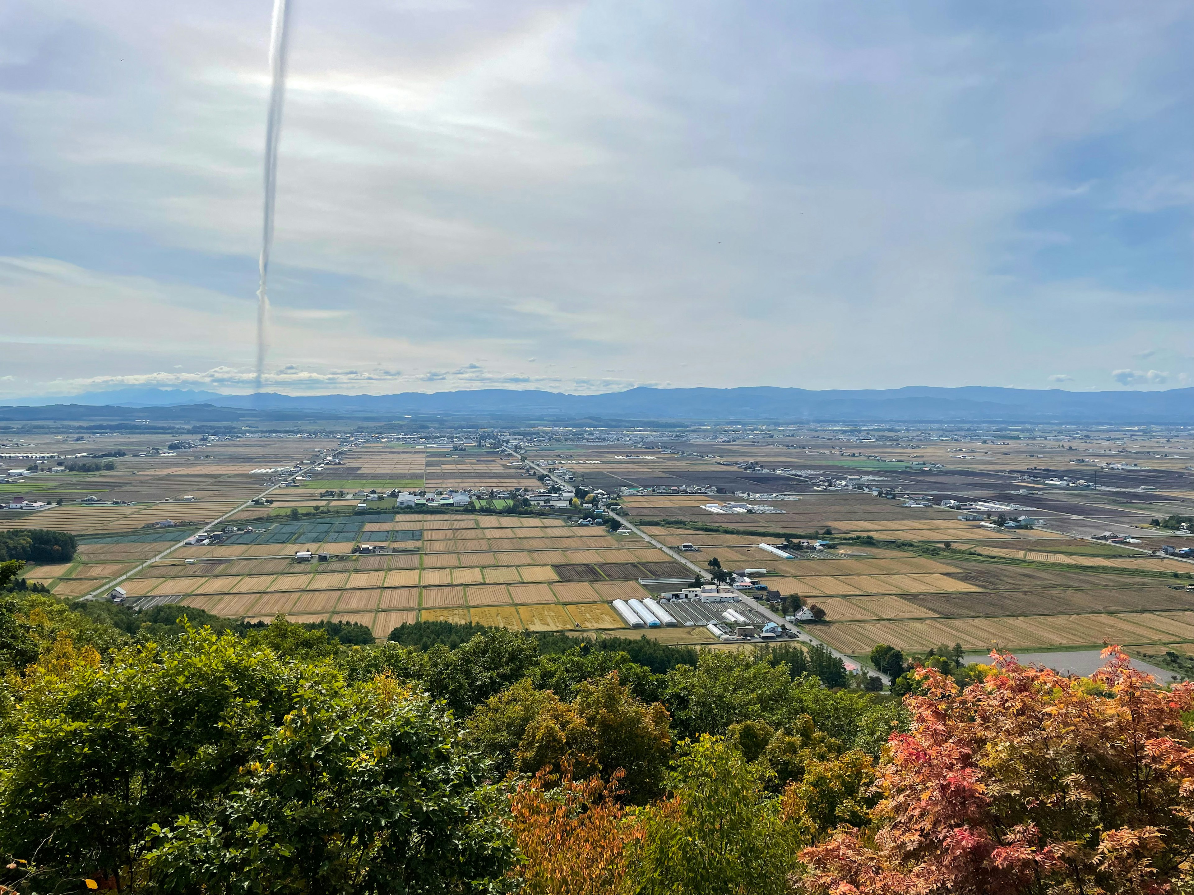 Vue panoramique d'un paysage pittoresque avec des champs et des montagnes