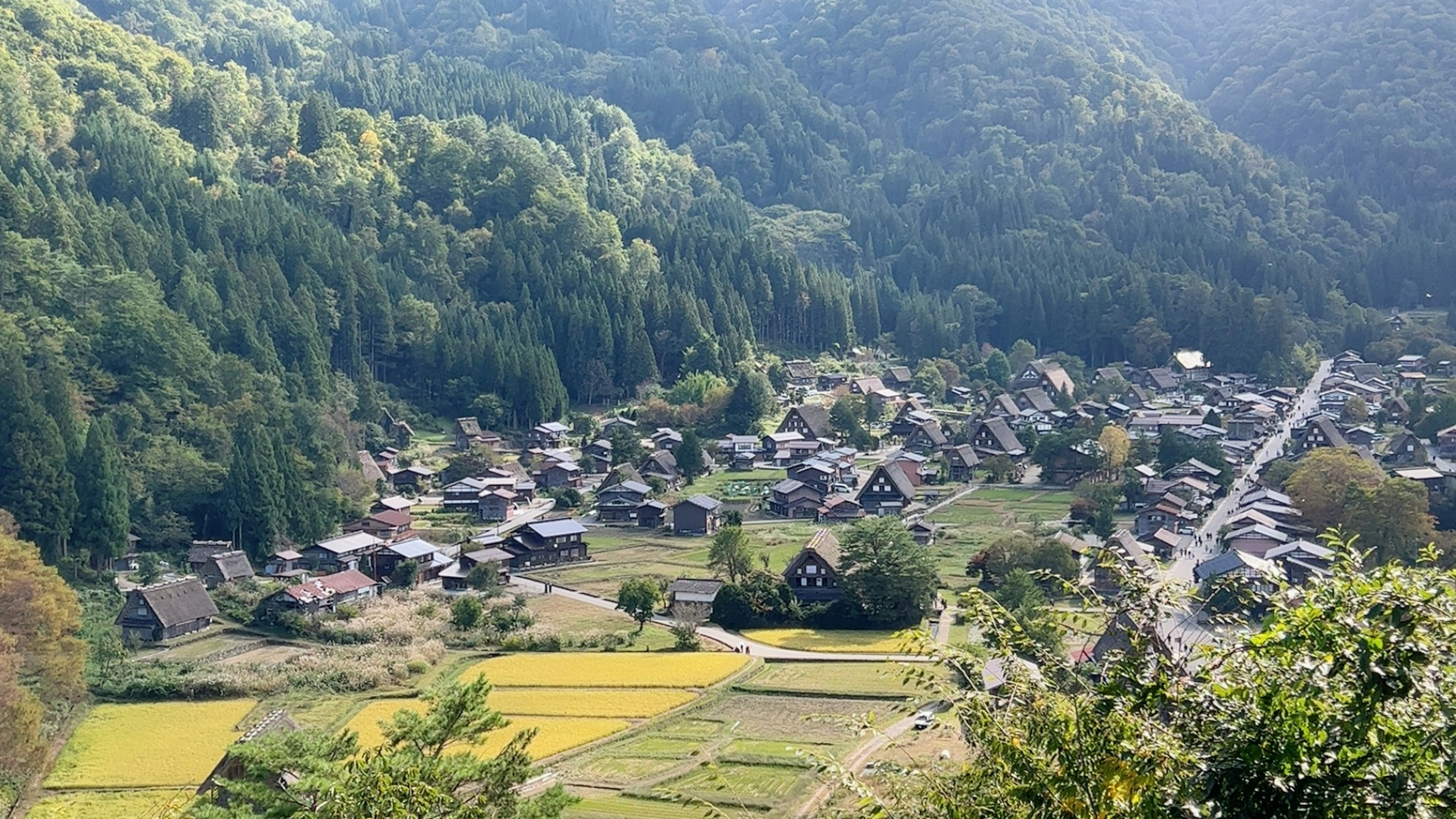 Pemandangan panorama desa pegunungan dan sawah