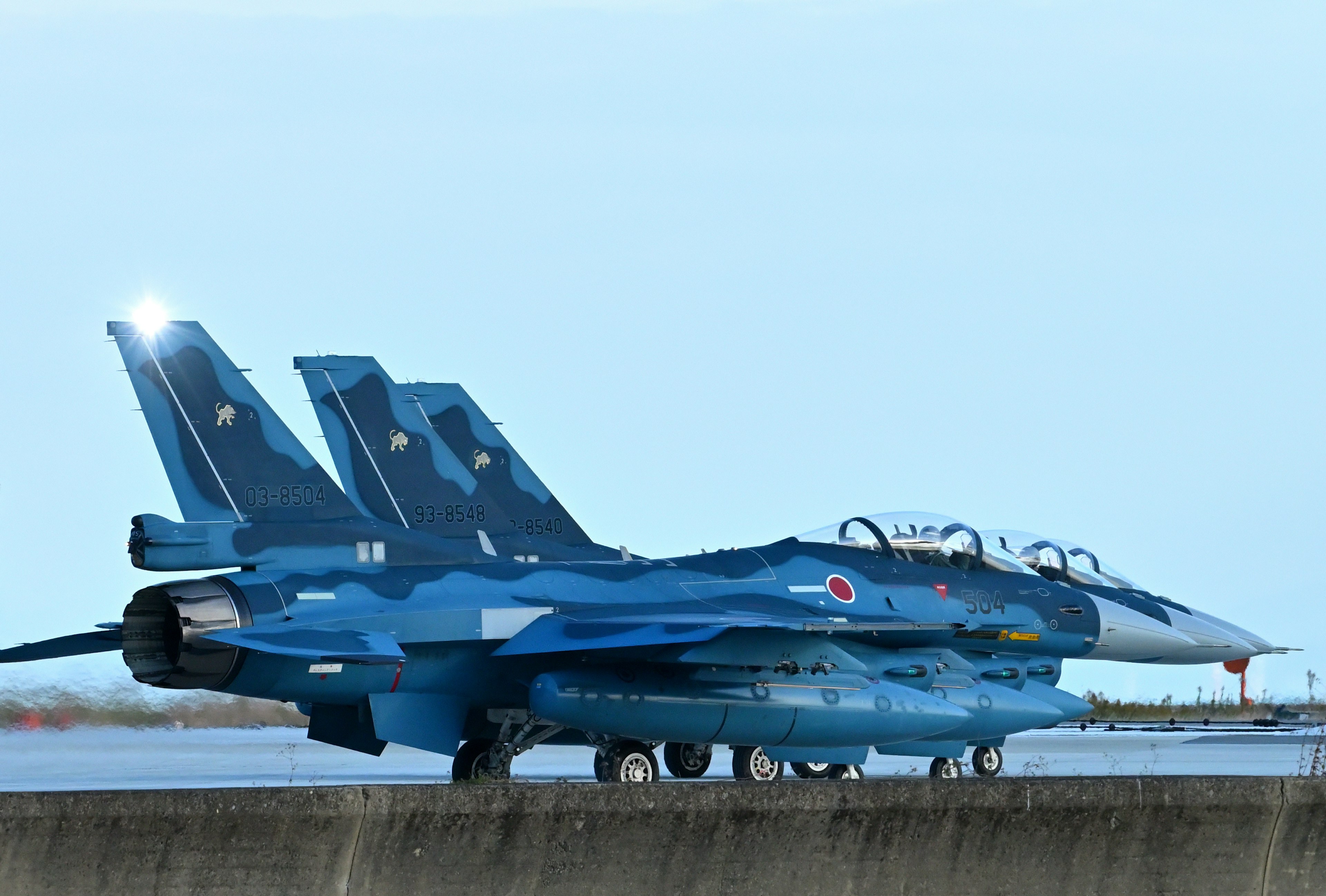 Blauer Kampfjet auf der Landebahn geparkt