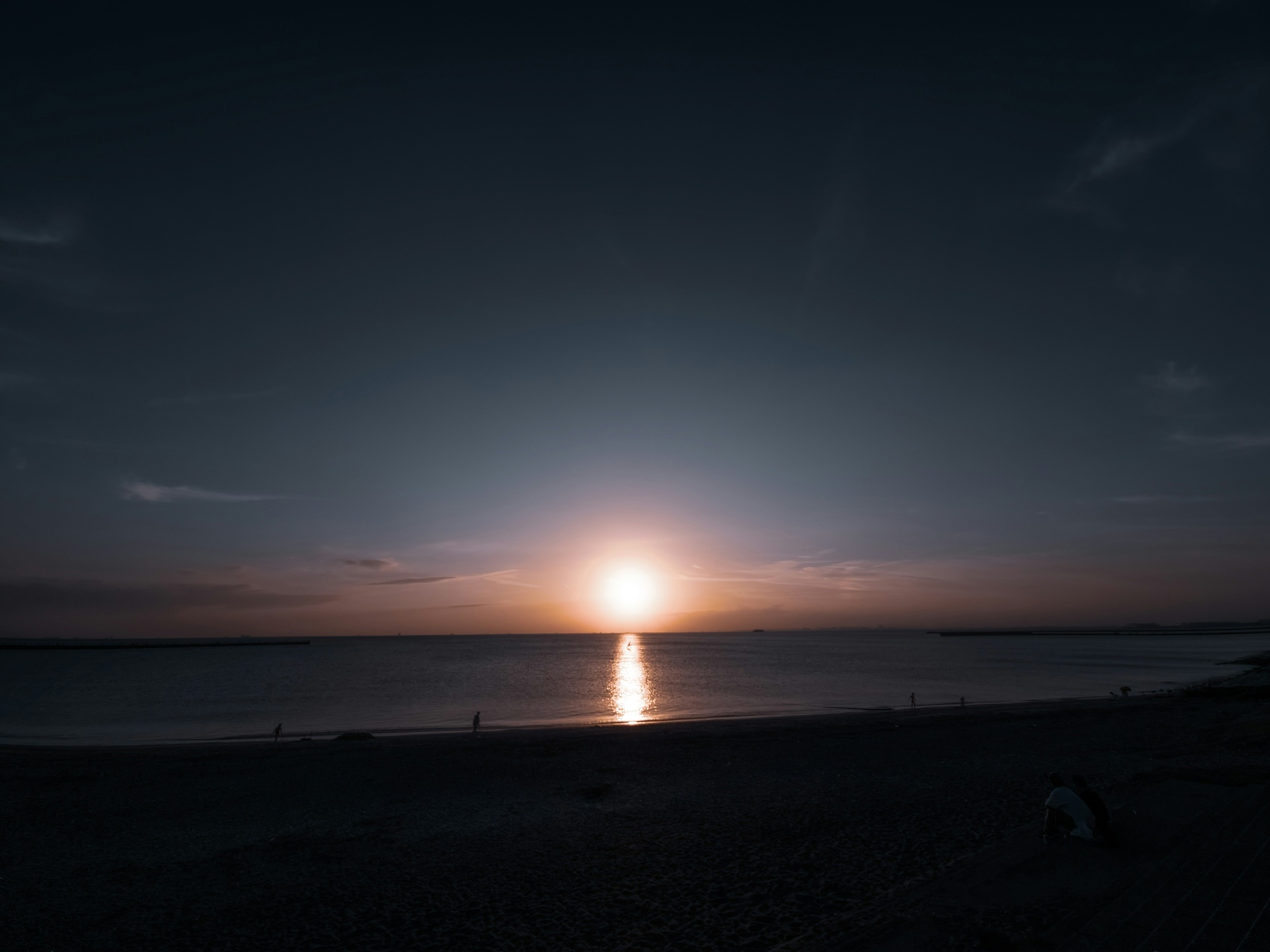 Wunderschöner Sonnenuntergang, der sich im Wasser spiegelt