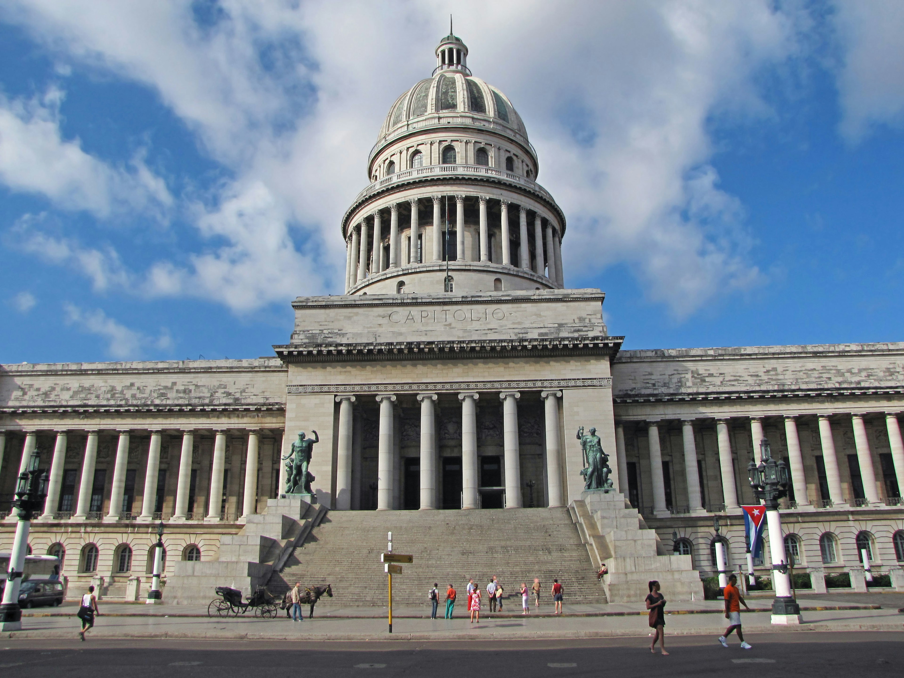 La grandiosa architettura del Capitolio nazionale a L'Avana con la sua cupola prominente