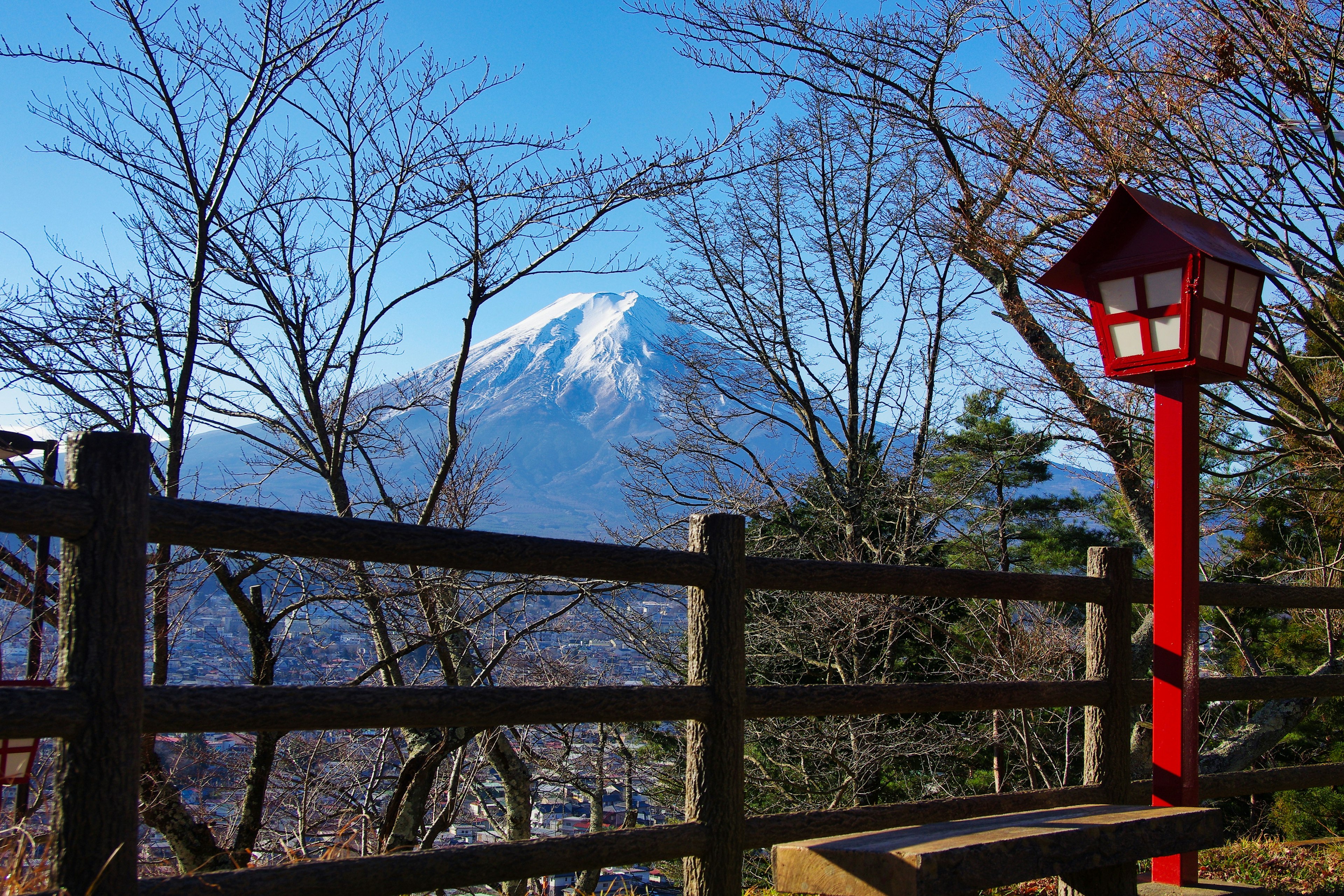 Pemandangan Gunung Fuji dengan lentera merah dan pagar kayu di latar depan