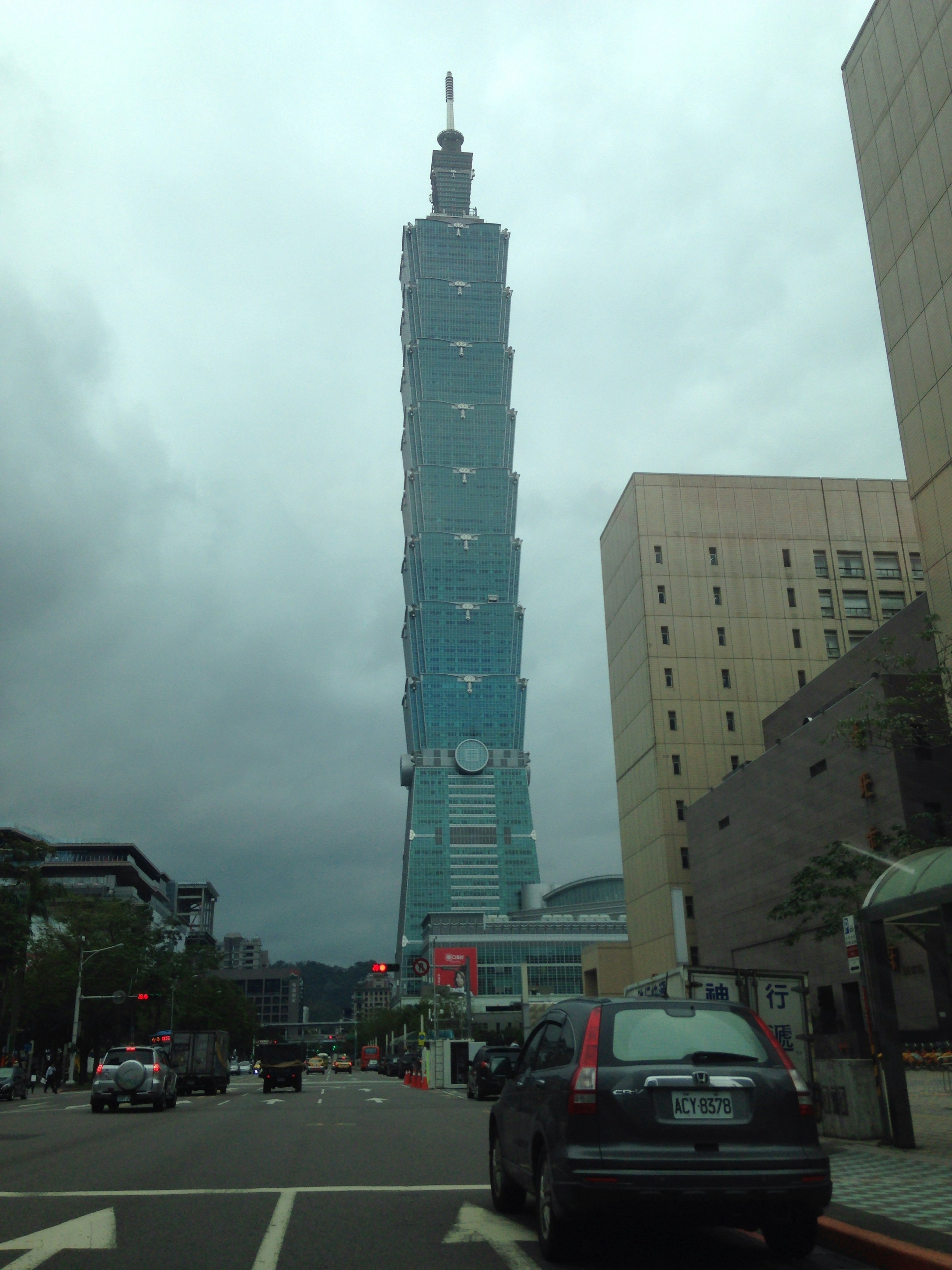 台北101摩天大樓在陰雲密布的天空下