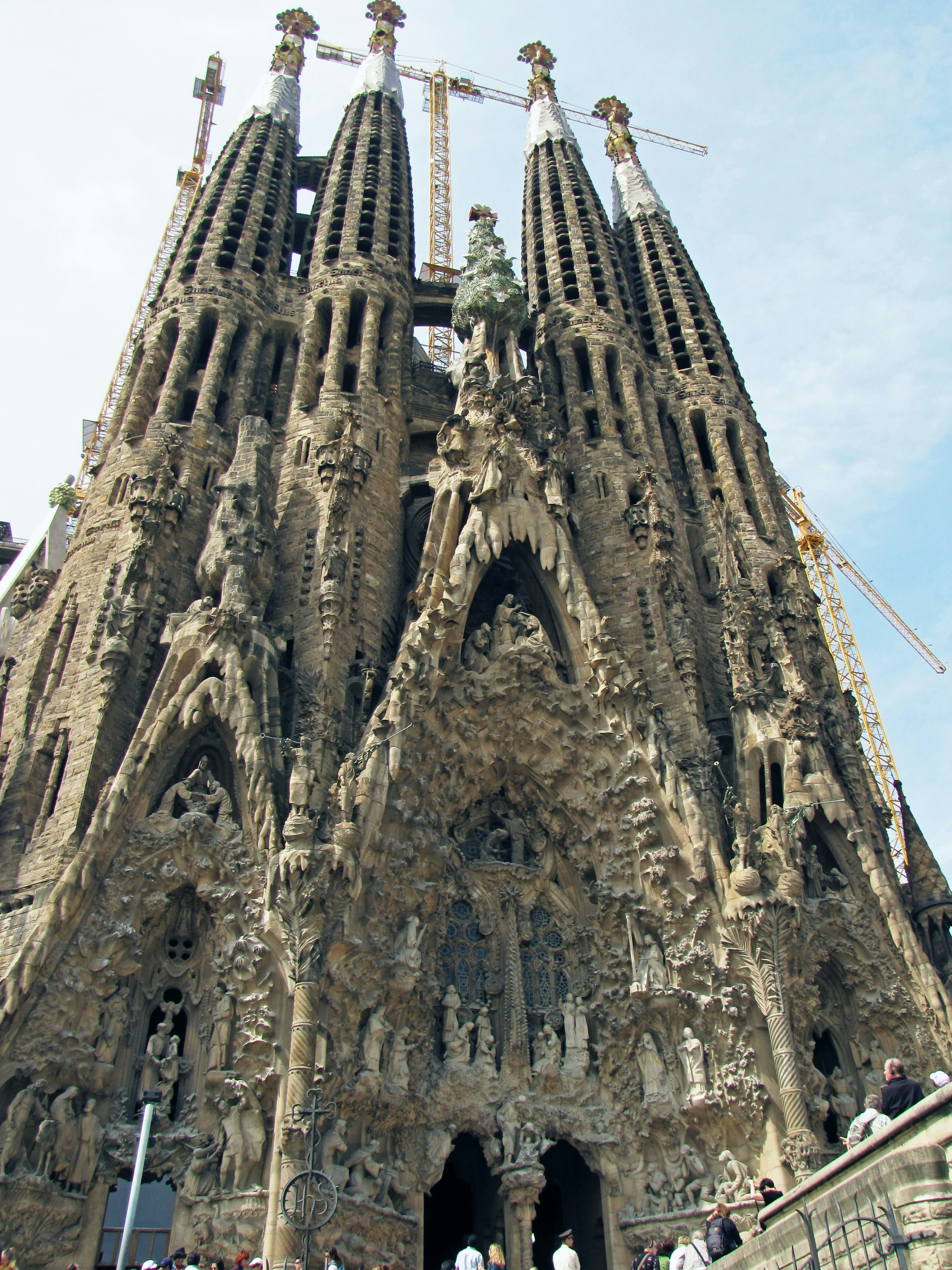 Große Fassade der Sagrada Familia mit hohen Türmen