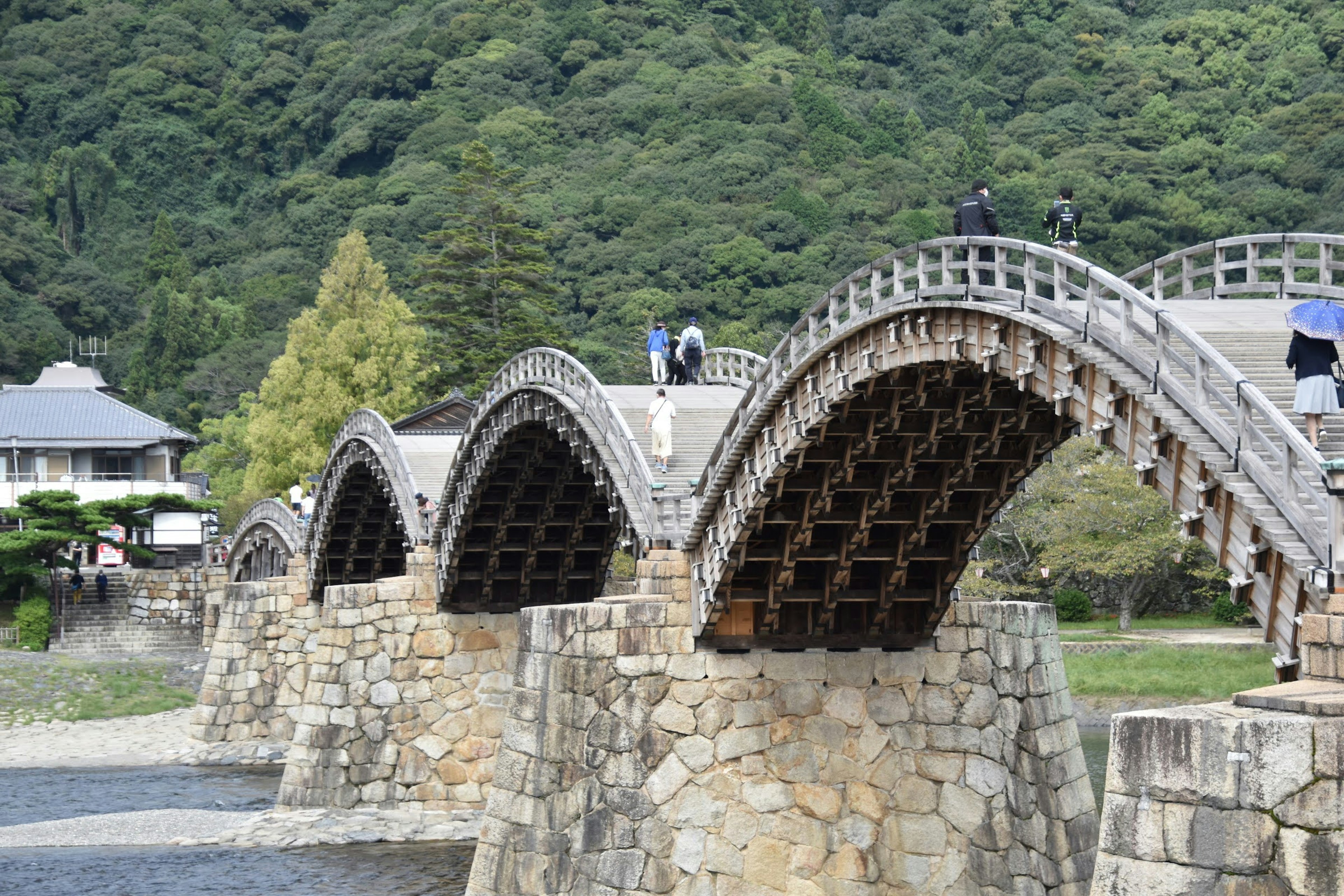 Malersicher Blick auf eine gewölbte Holzbrücke mit Steinfundamenten