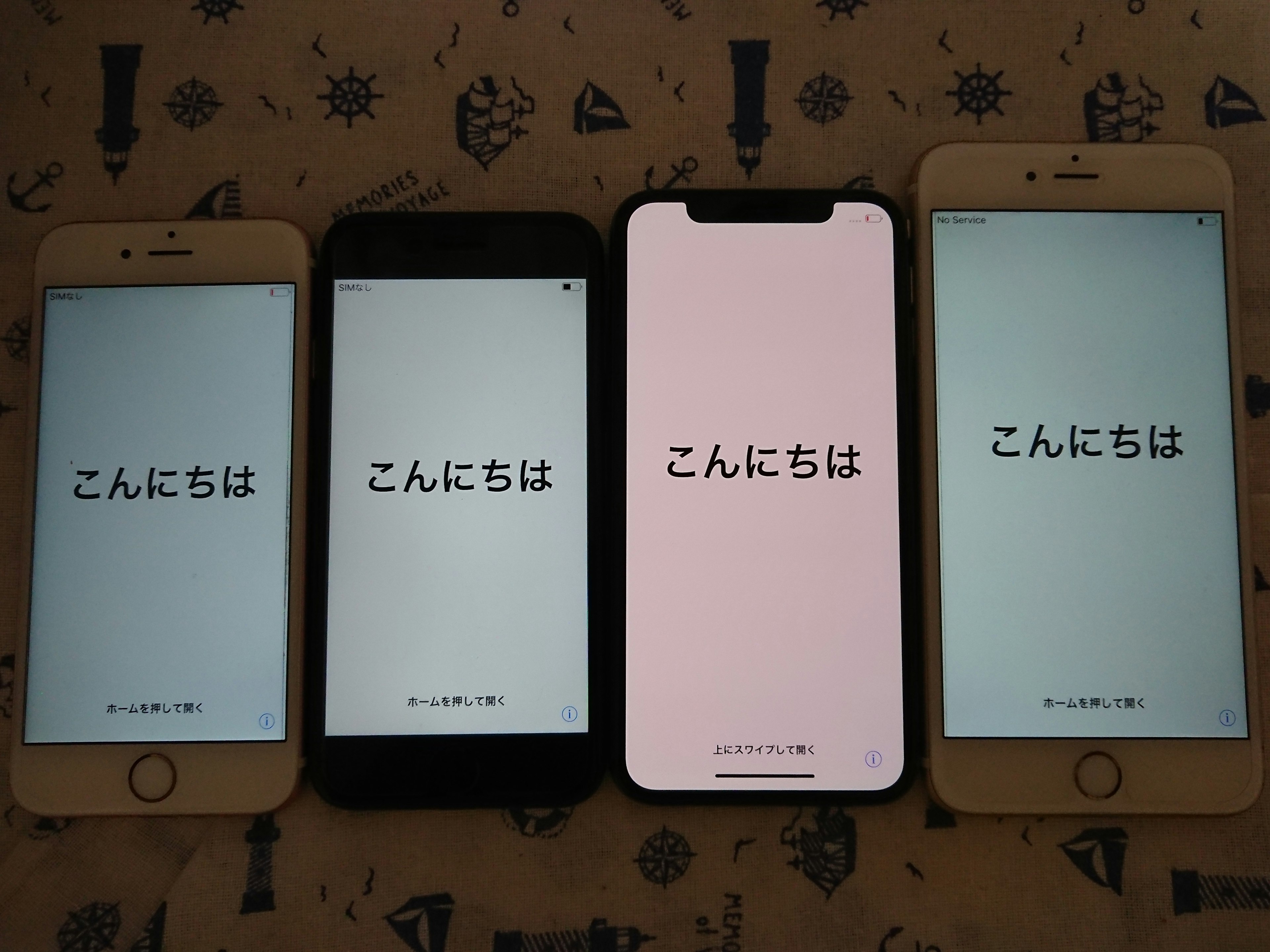 Cuatro smartphones alineados mostrando el texto 'こんにちは' en sus pantallas