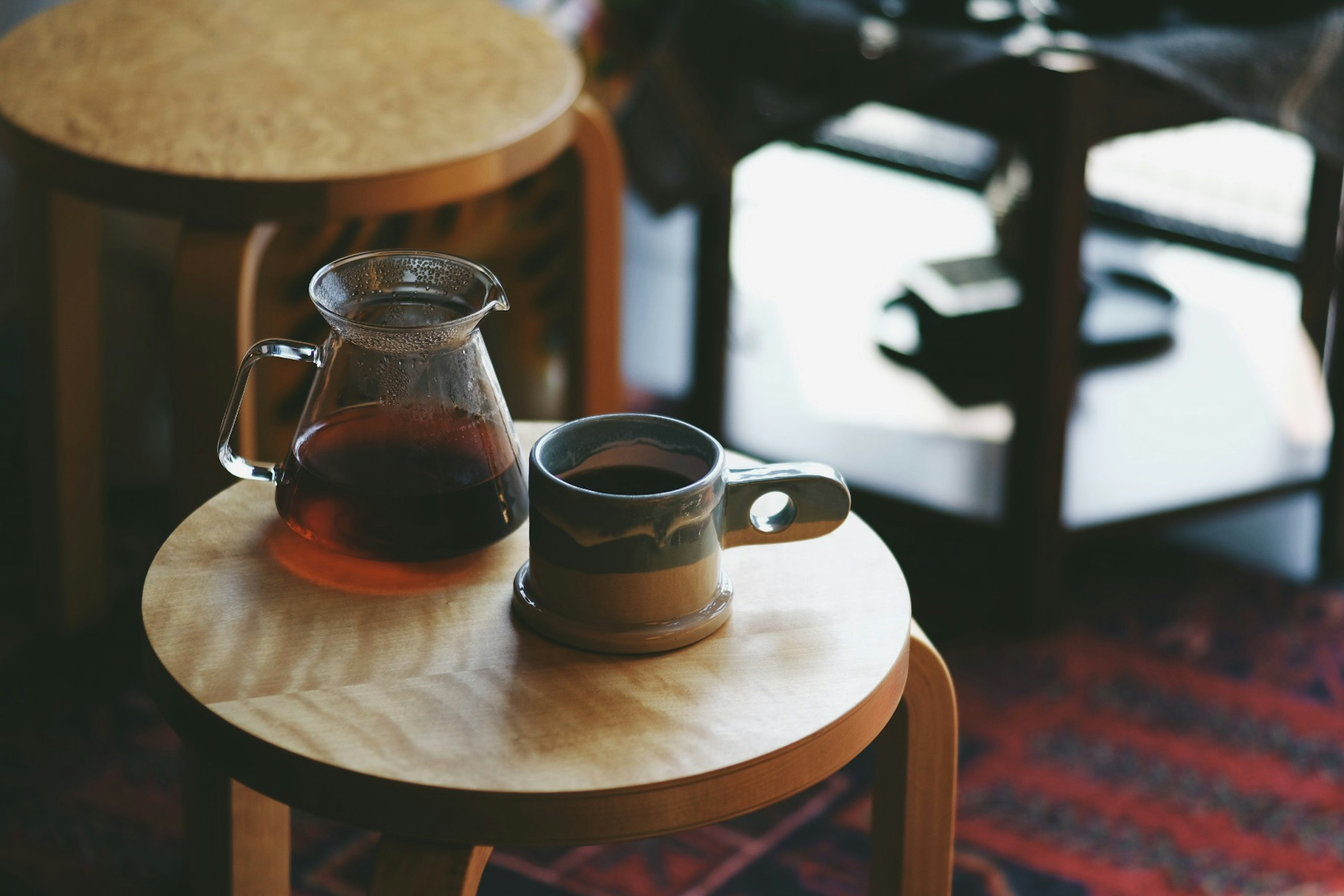 木製のテーブルの上にあるコーヒーとコーヒーポットの静物