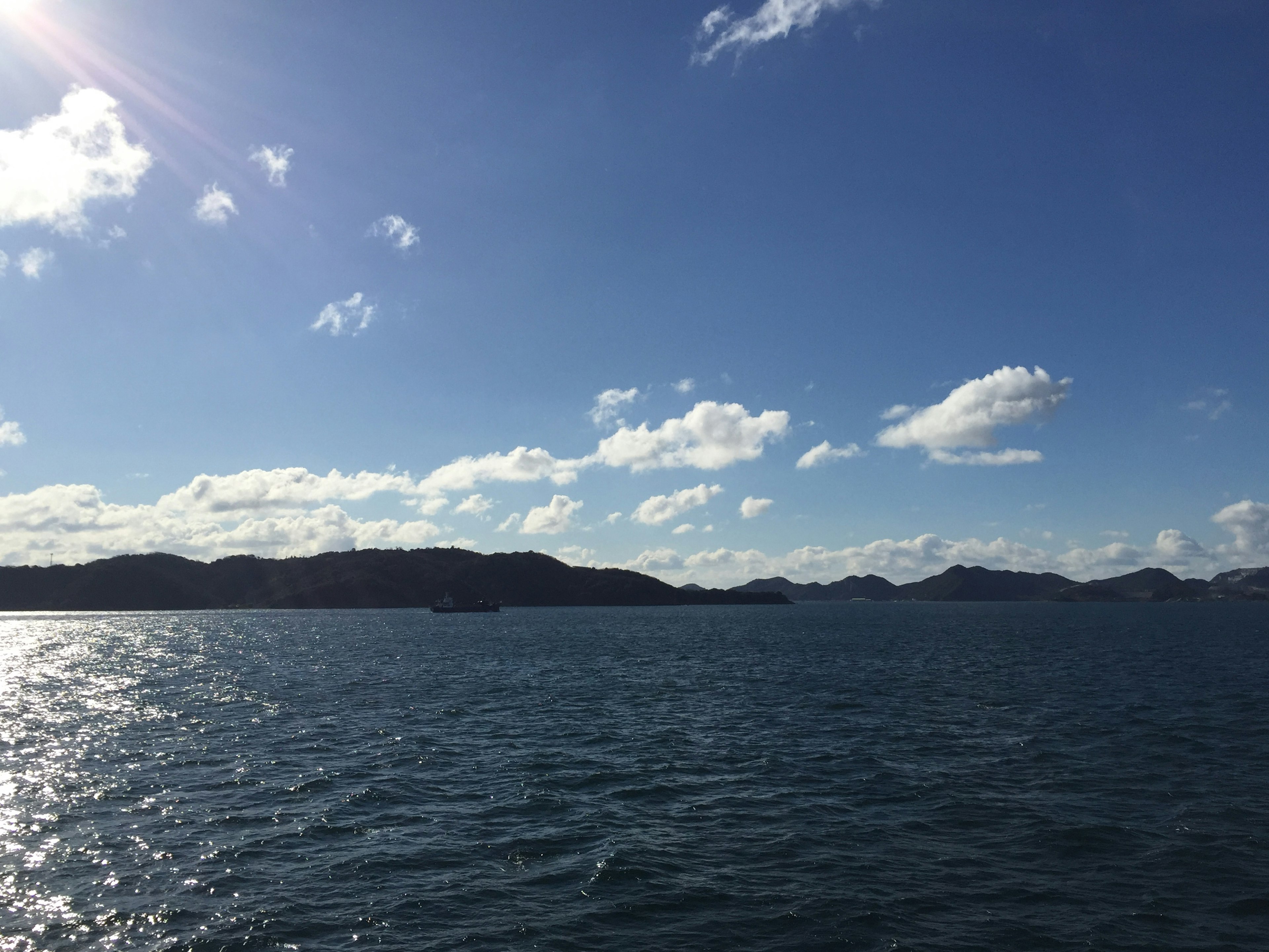 Vista panoramica dell'oceano blu e delle nuvole bianche