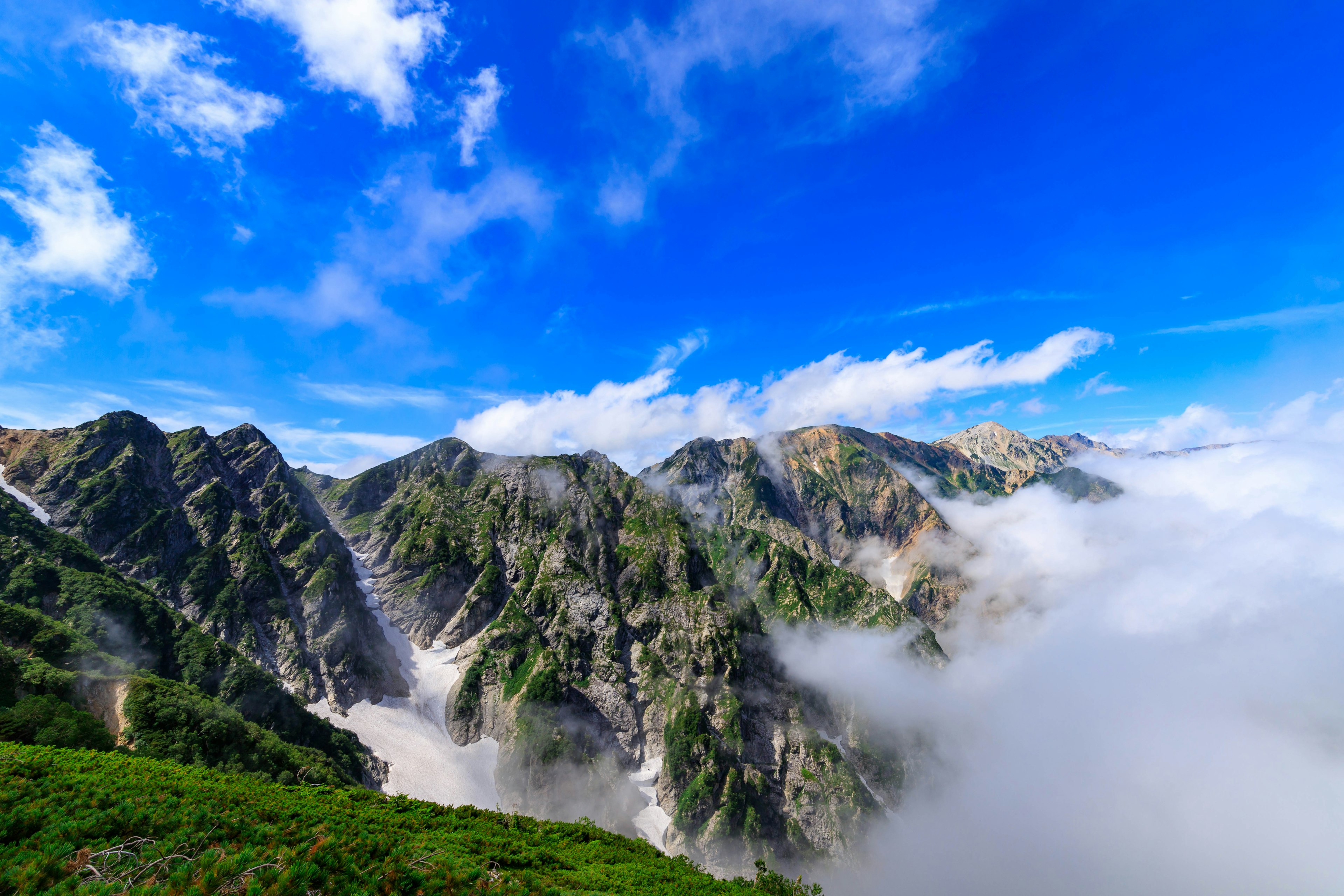 山脉的风景，蓝天和云朵