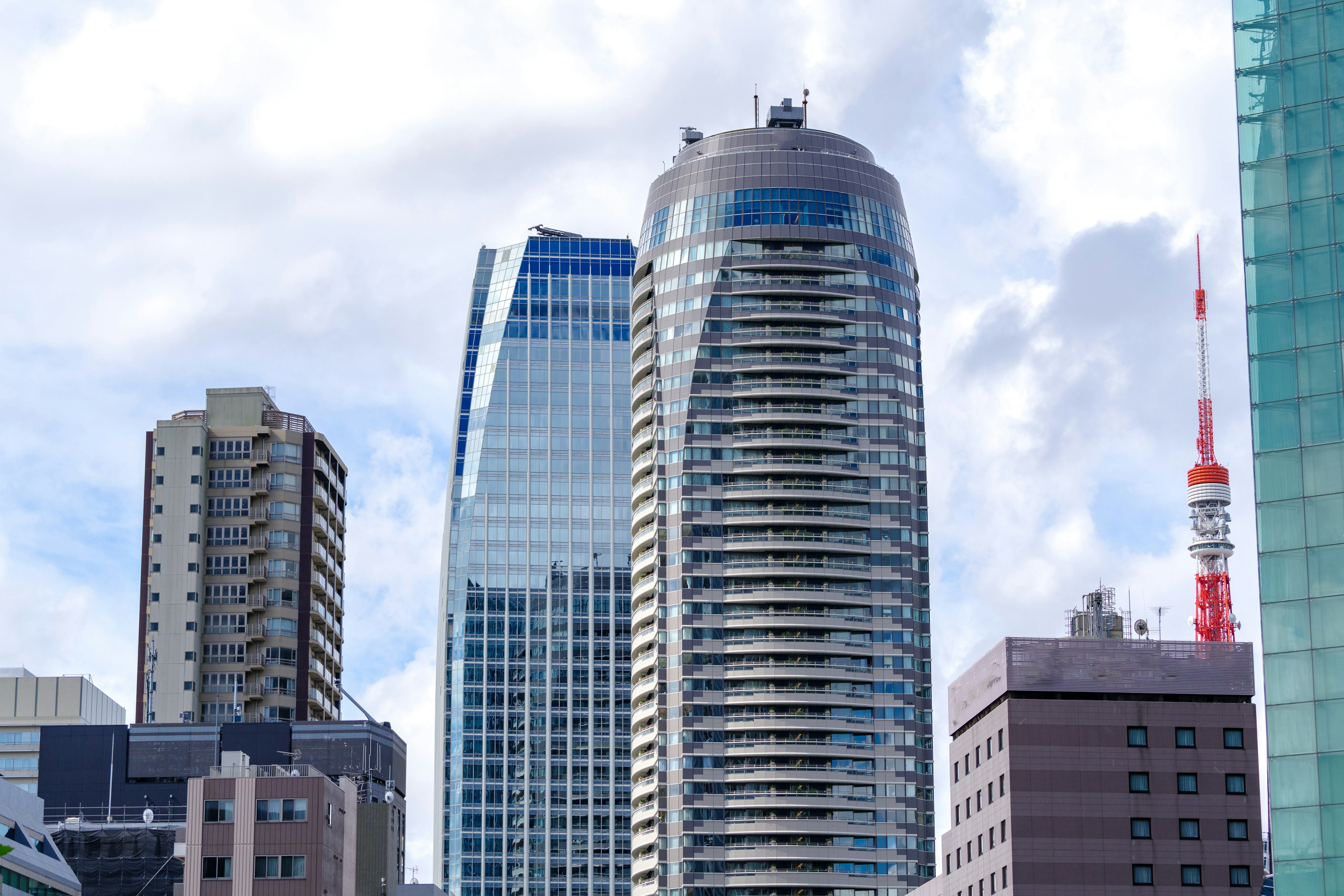 Grattacieli moderni nello skyline di Tokyo