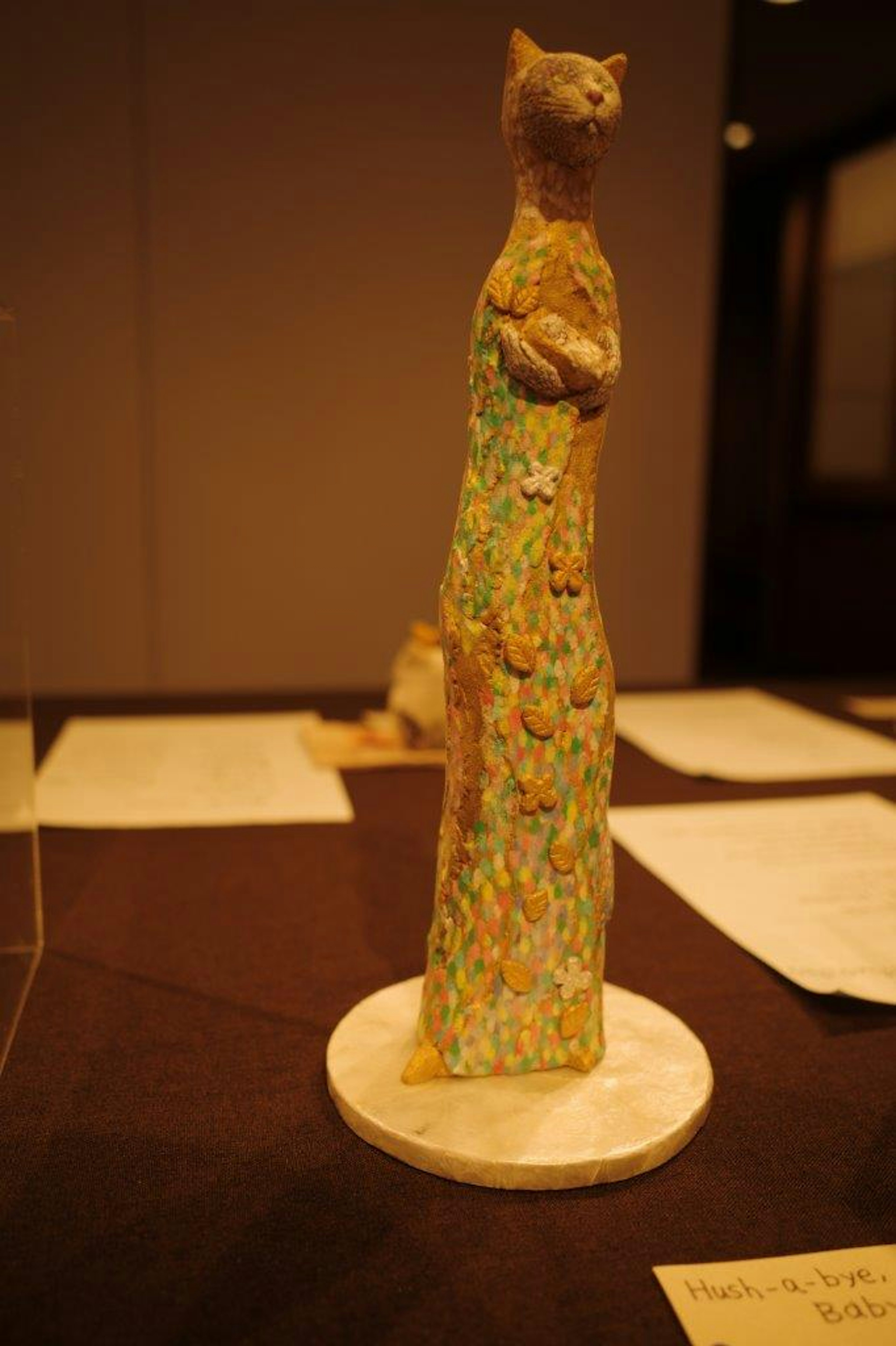 Sculpture en forme de chat coloré avec des motifs complexes