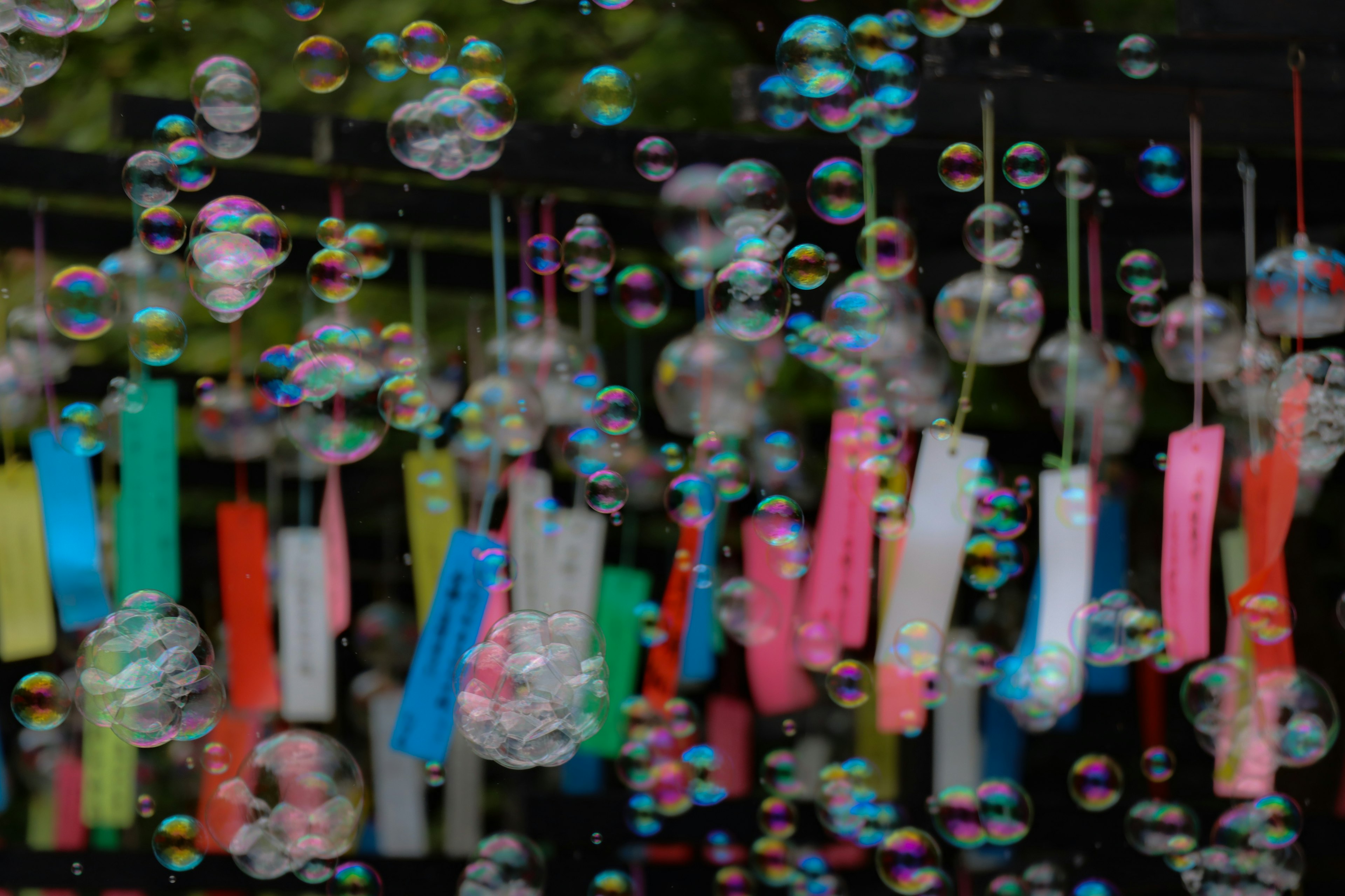 Carillons colorés avec des bulles flottantes dans un paysage vibrant