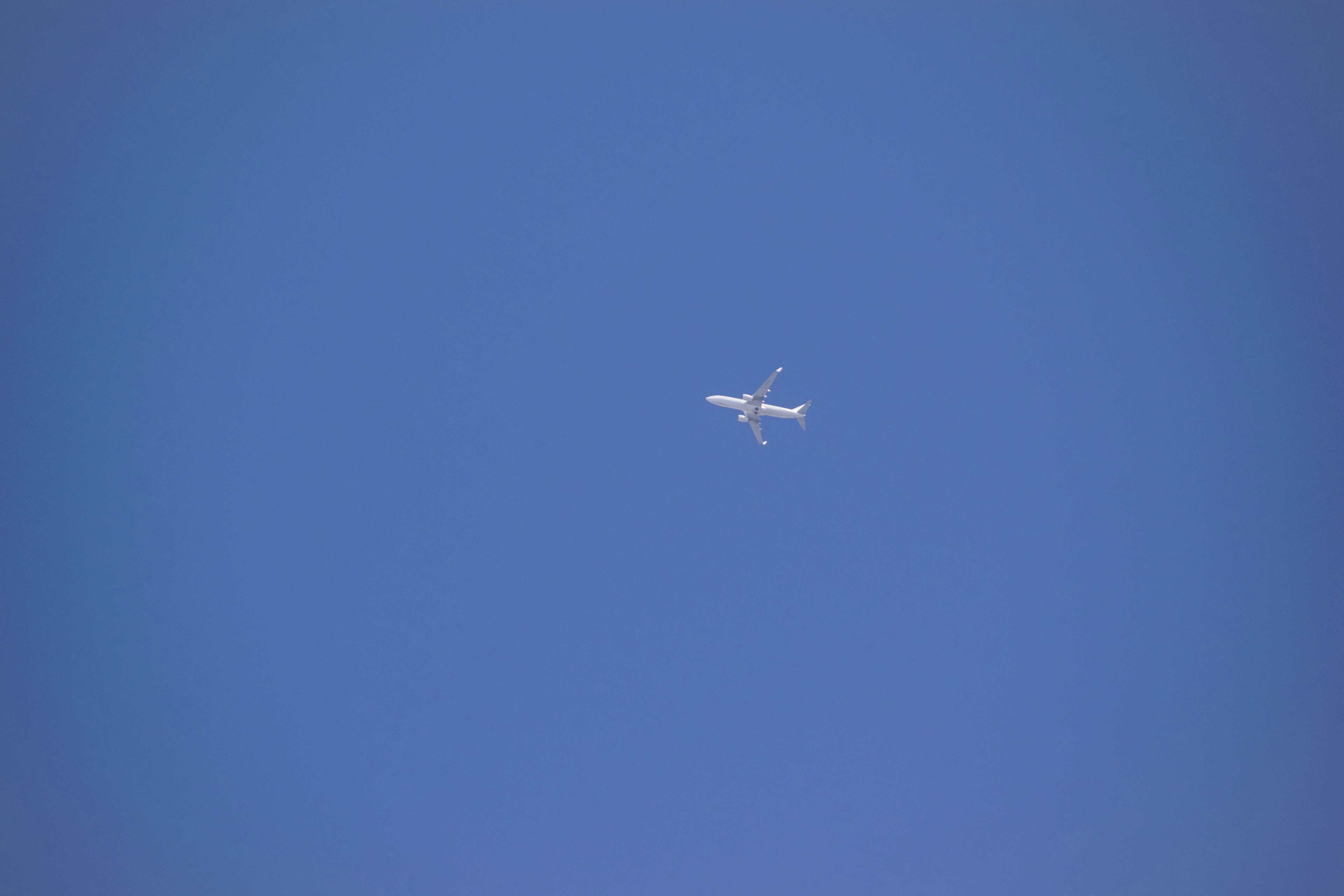 Flugzeug fliegt in einem klaren blauen Himmel