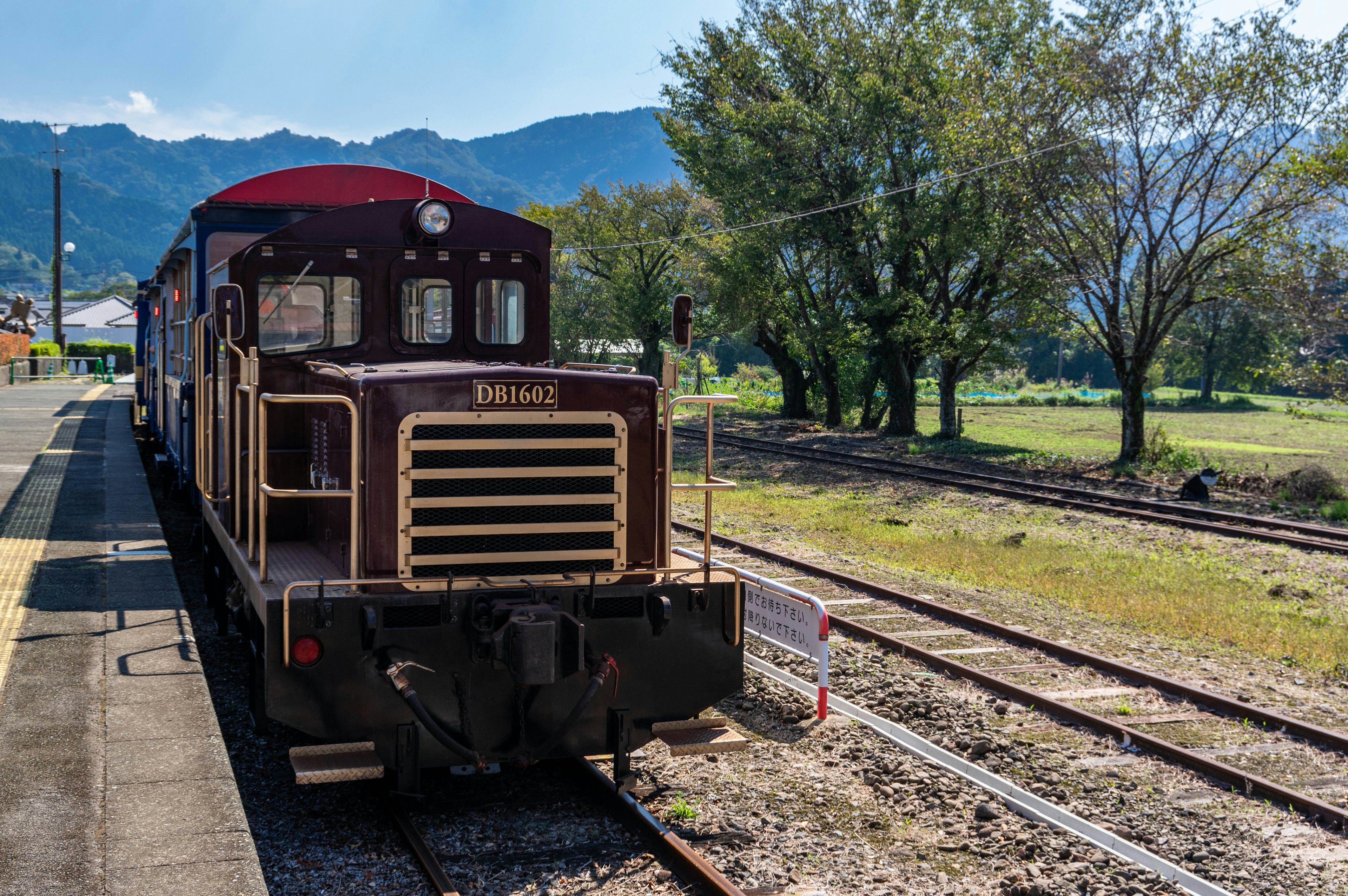 Ancienne locomotive de train dans un paysage pittoresque