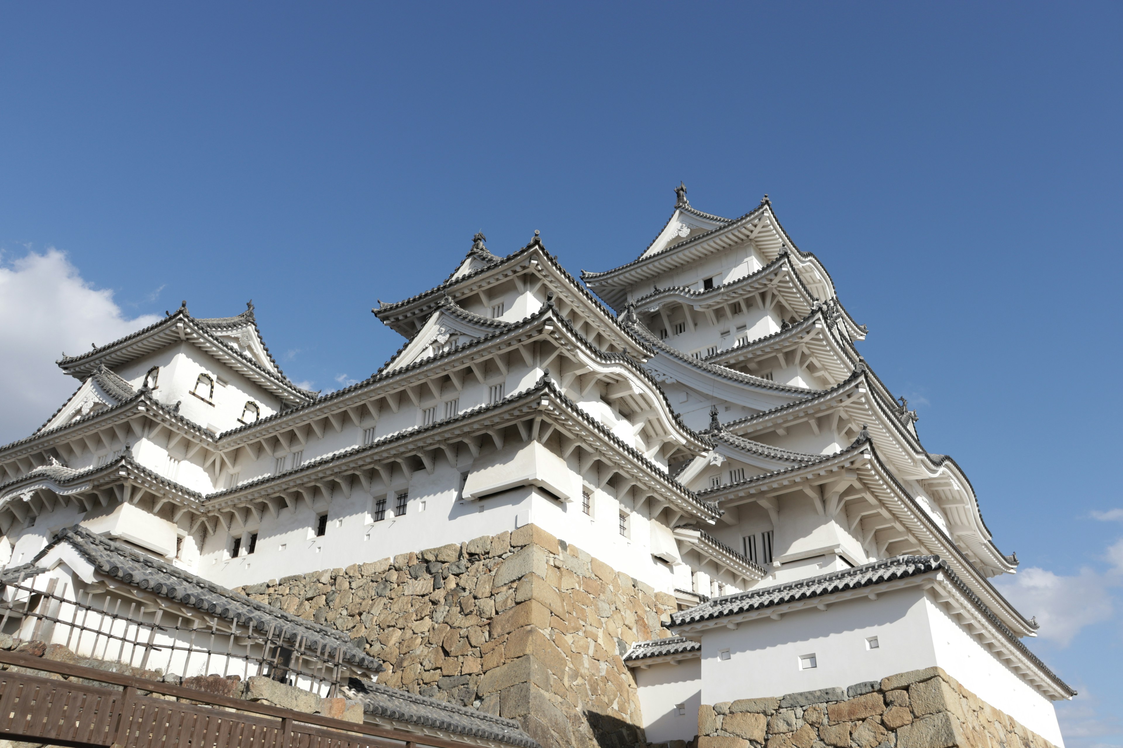 Beeindruckende Außenansicht des Himeji-Schlosses, das traditionelle japanische Architektur zeigt