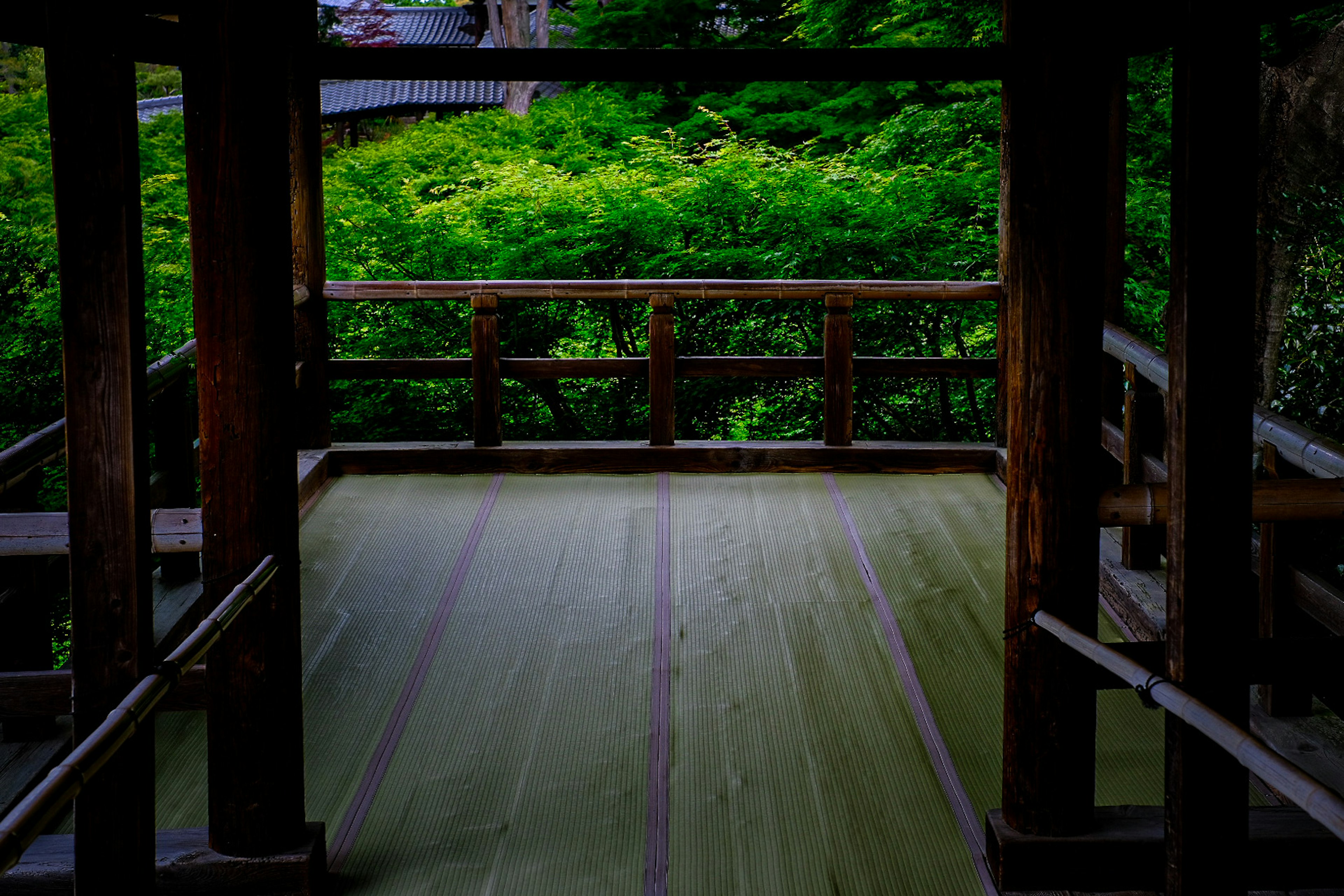 Balcon en bois surplombant un paysage verdoyant