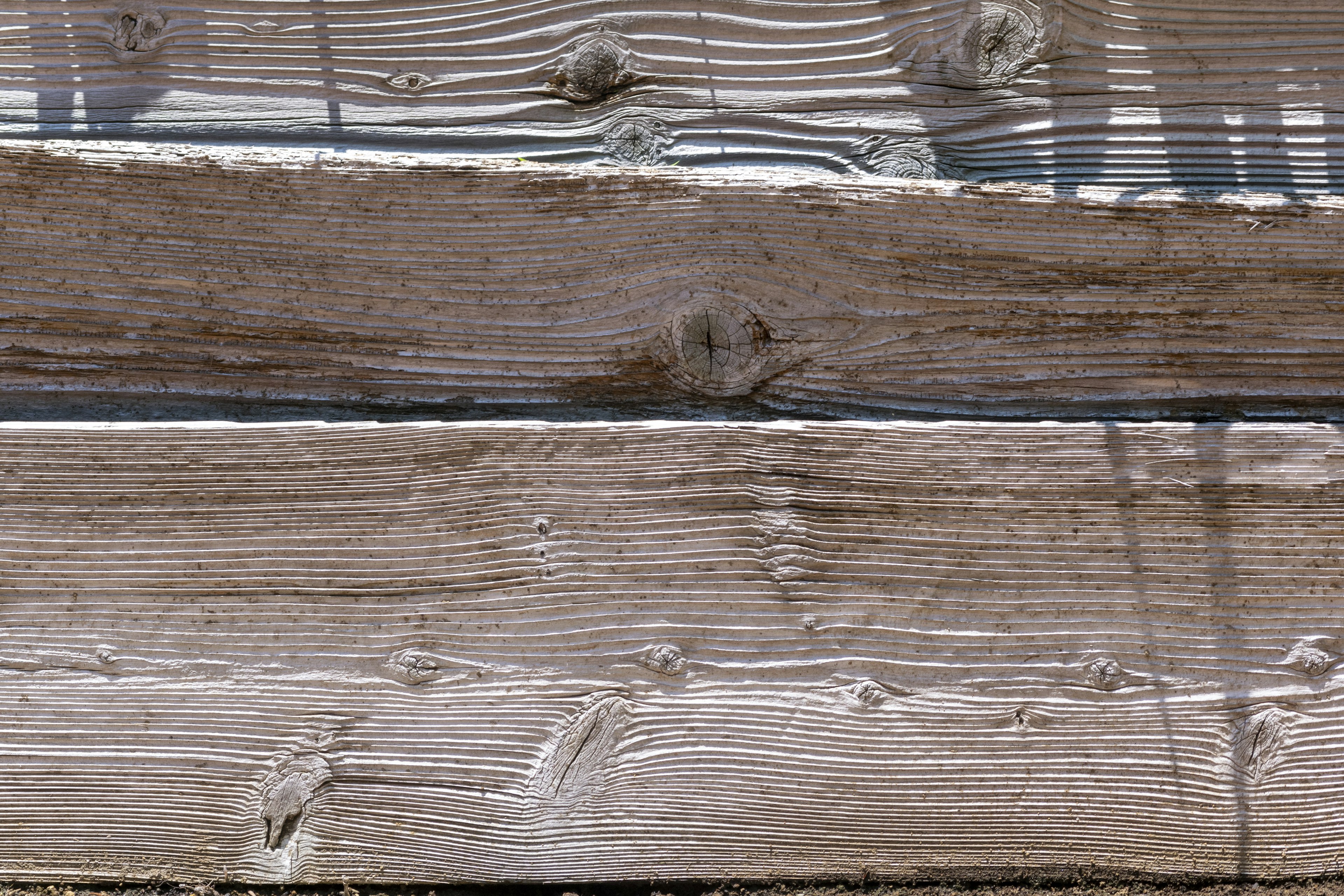 Primer plano de tablones de madera que muestran textura y patrones de grano