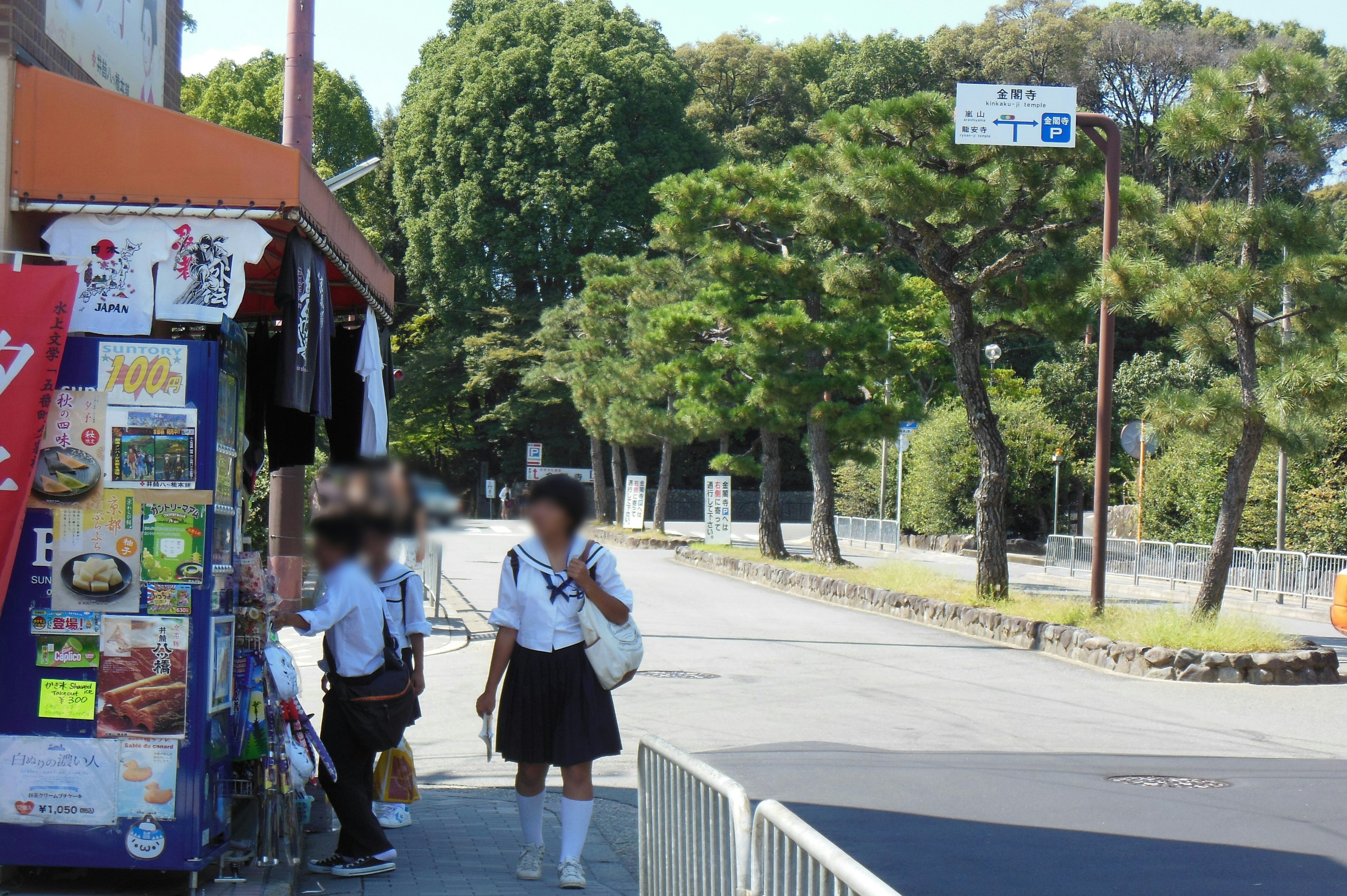 Studenti in uniforme scolastica che camminano lungo una strada