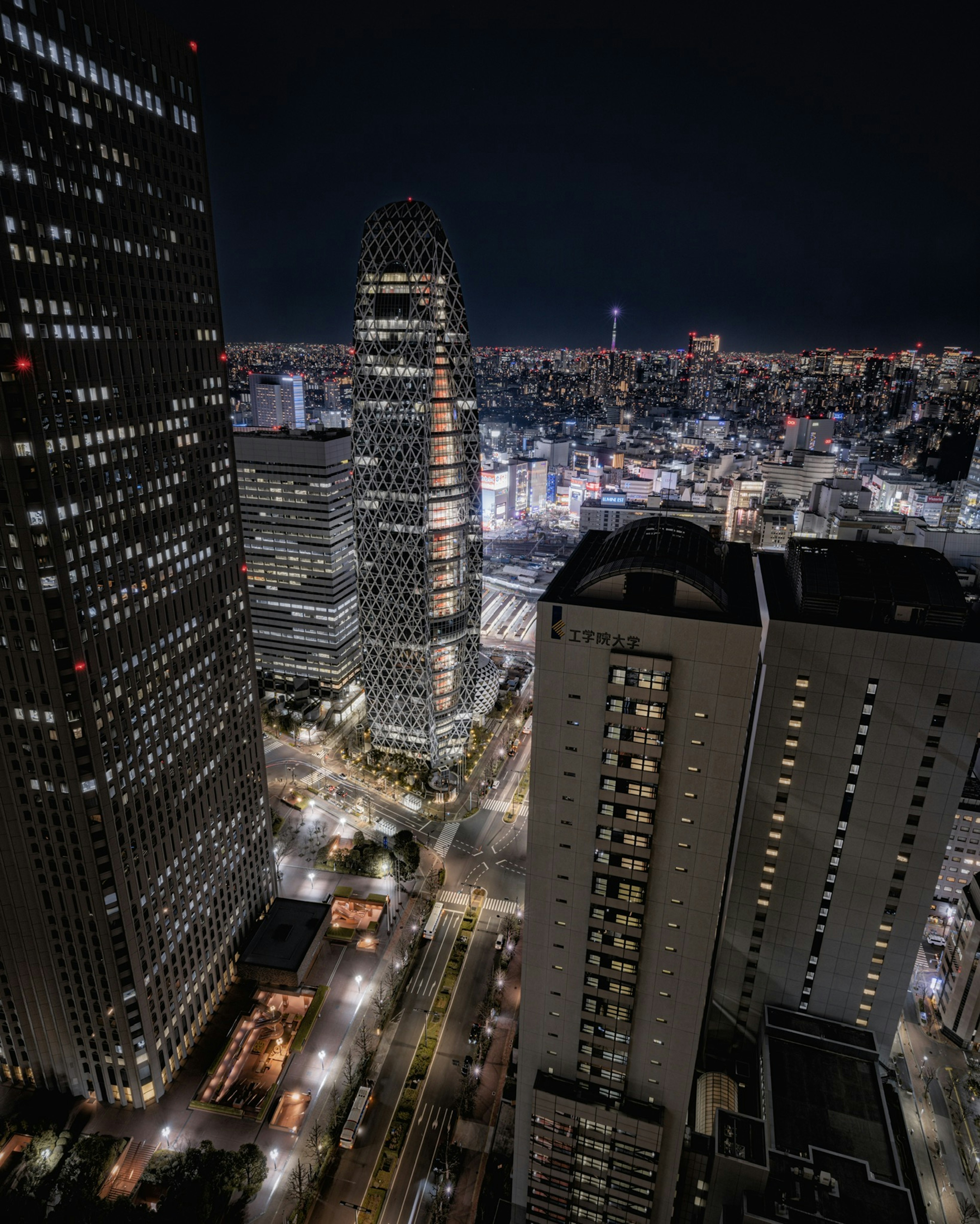 Pemandangan malam gedung pencakar langit Tokyo dan lampu kota