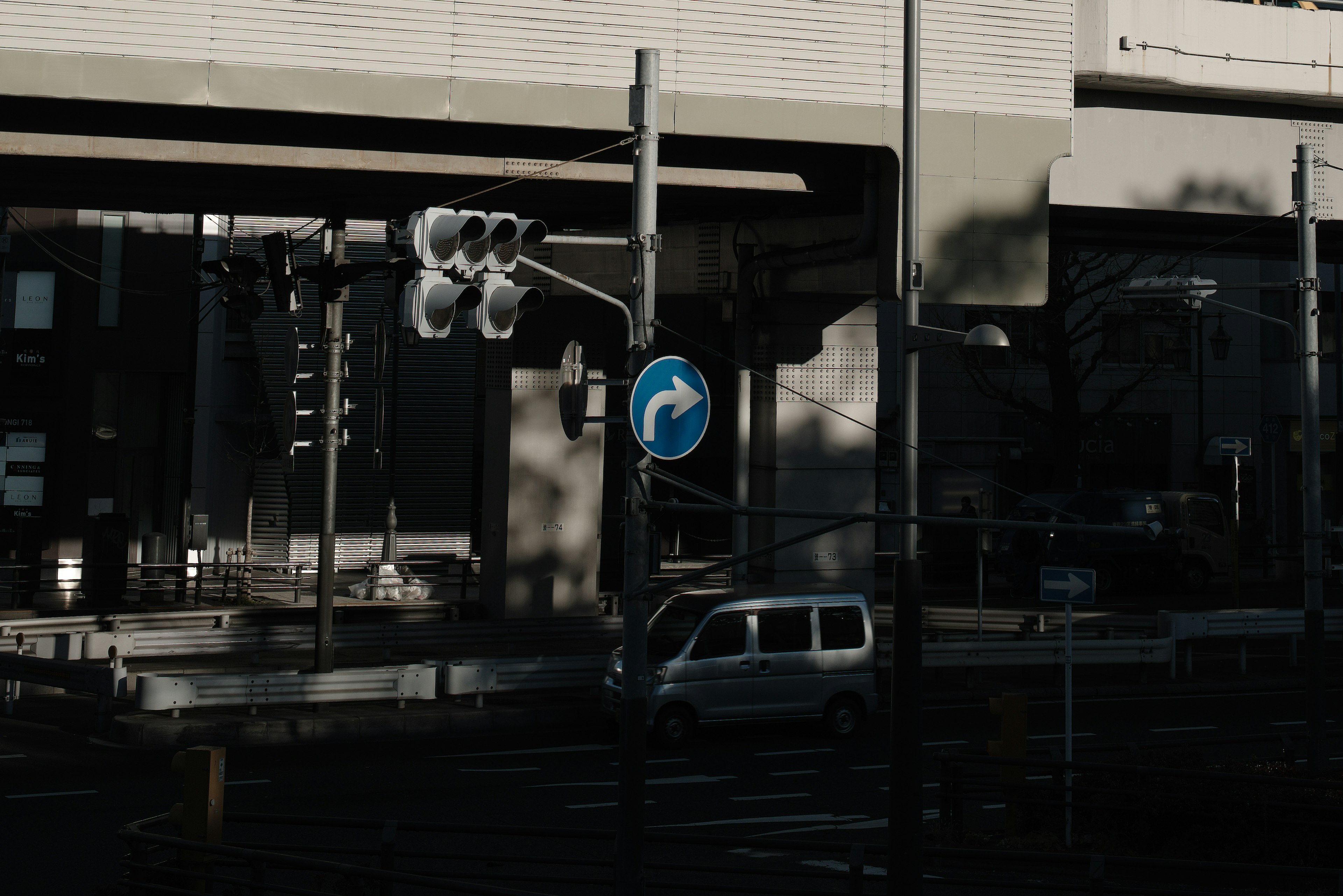 Urban scene featuring traffic lights and a circular directional sign