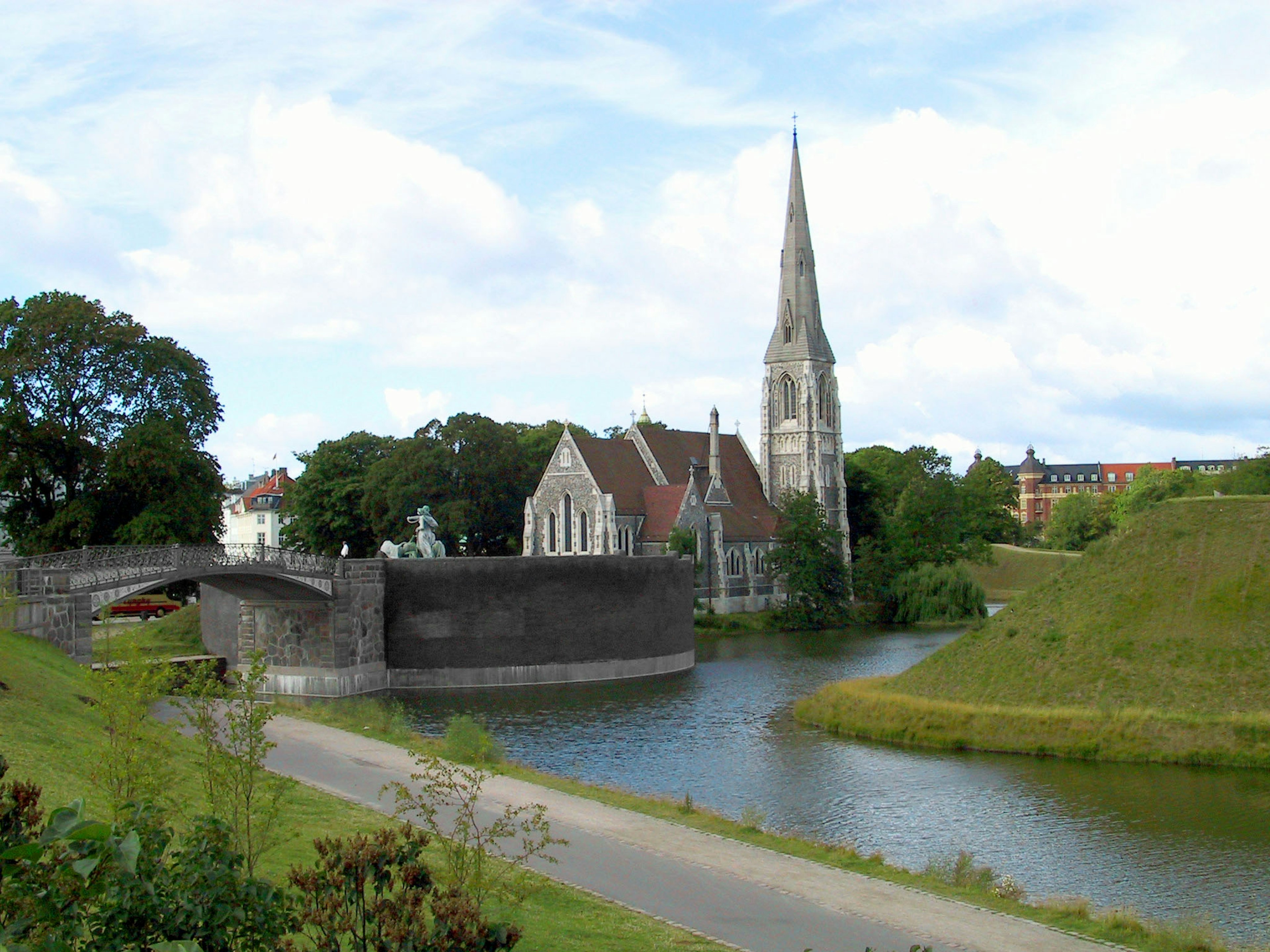 Vue pittoresque avec une église et une rivière