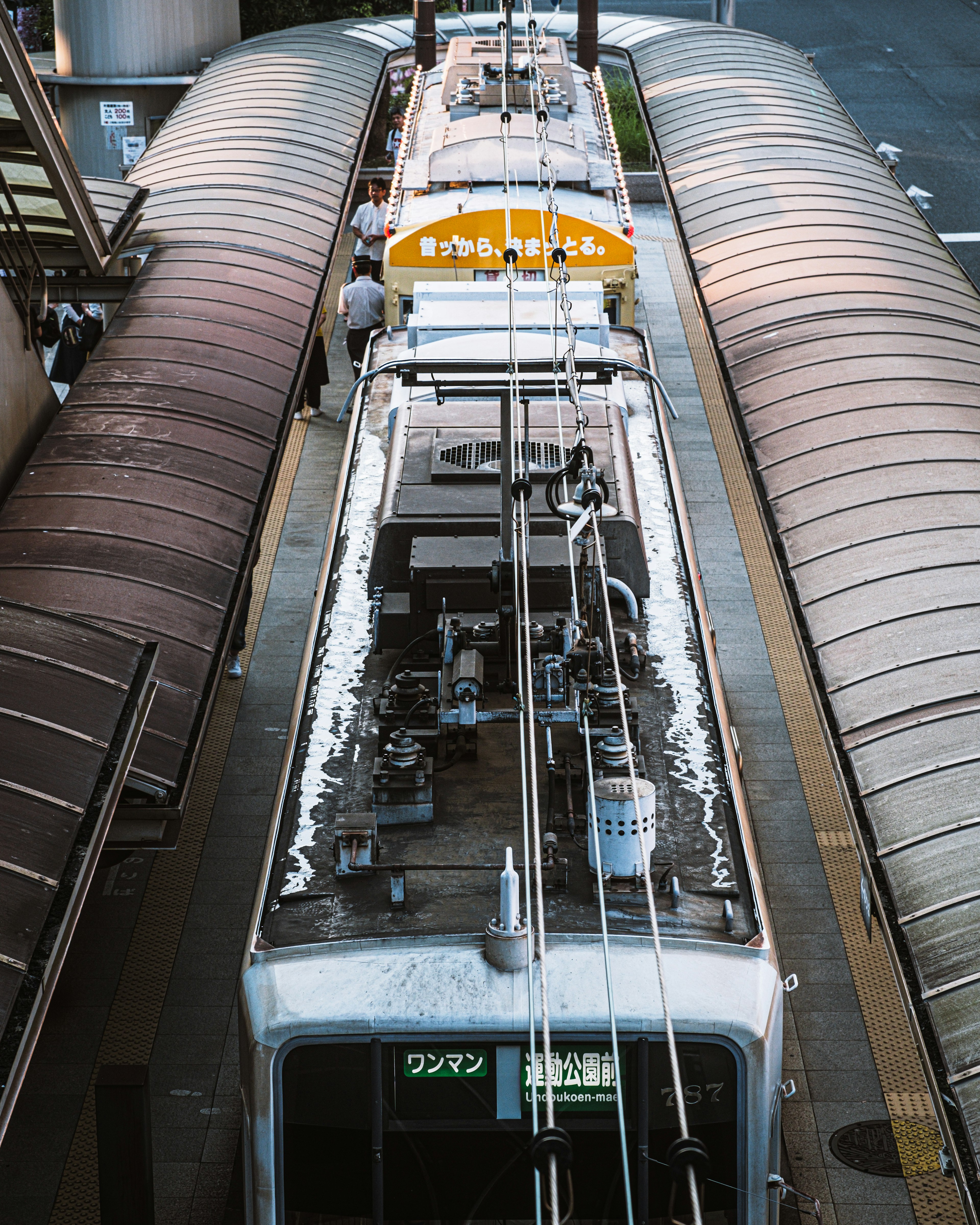 Draufsicht auf eine Straßenbahn und einen Bahnhof