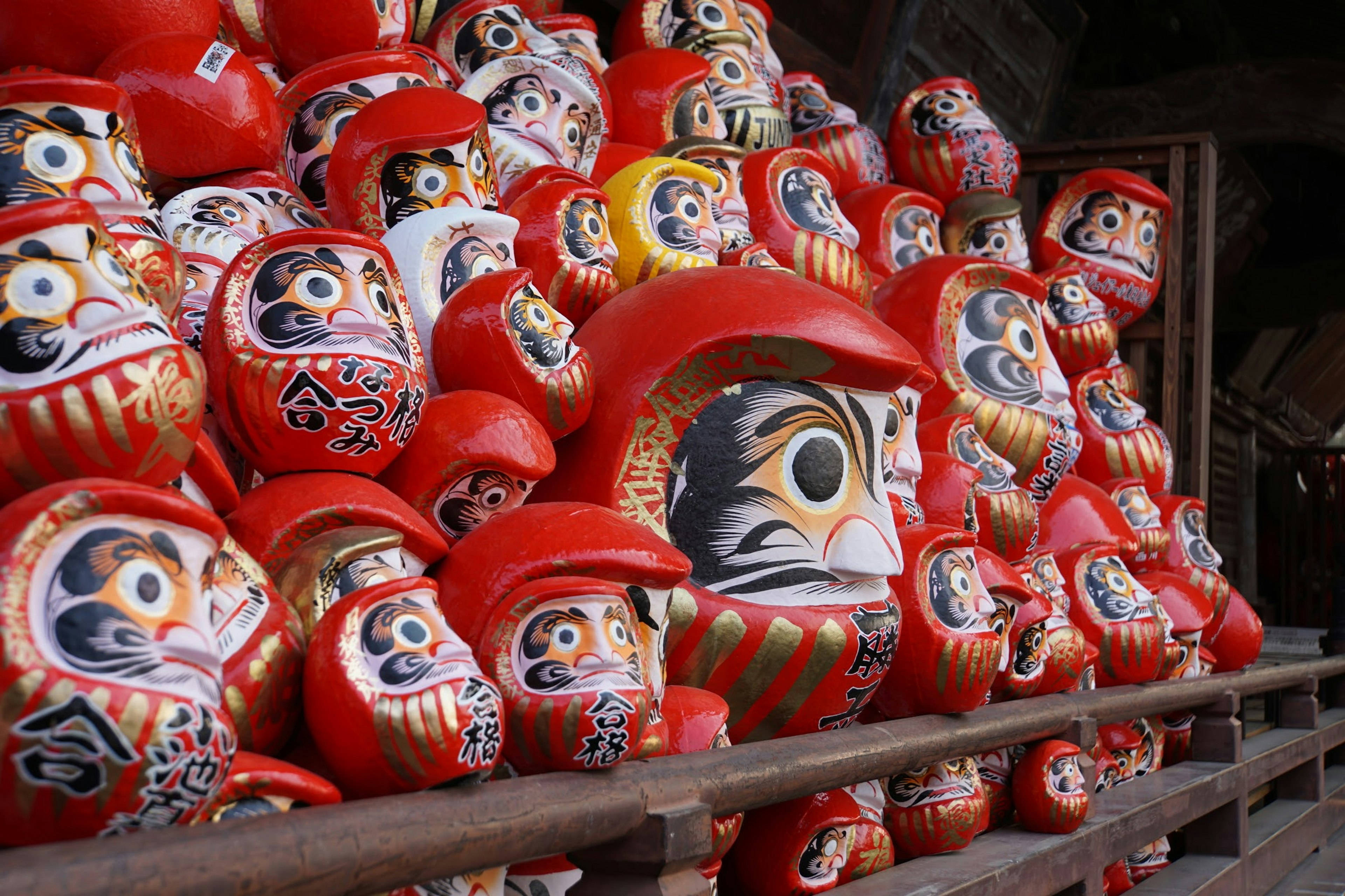 Una escena de muñecas daruma rojas dispuestas juntas