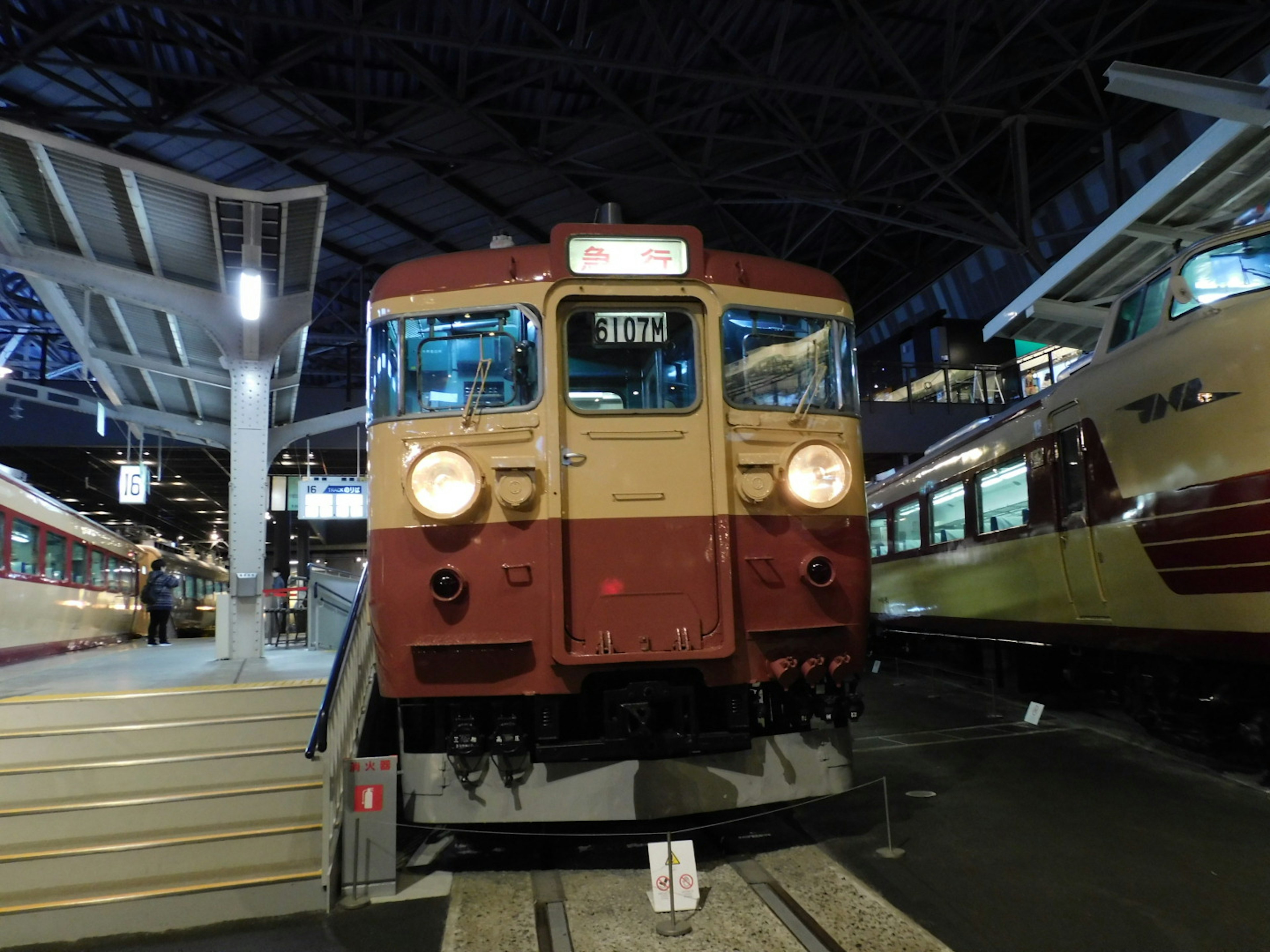 Tren expreso rojo y crema estacionado en la estación