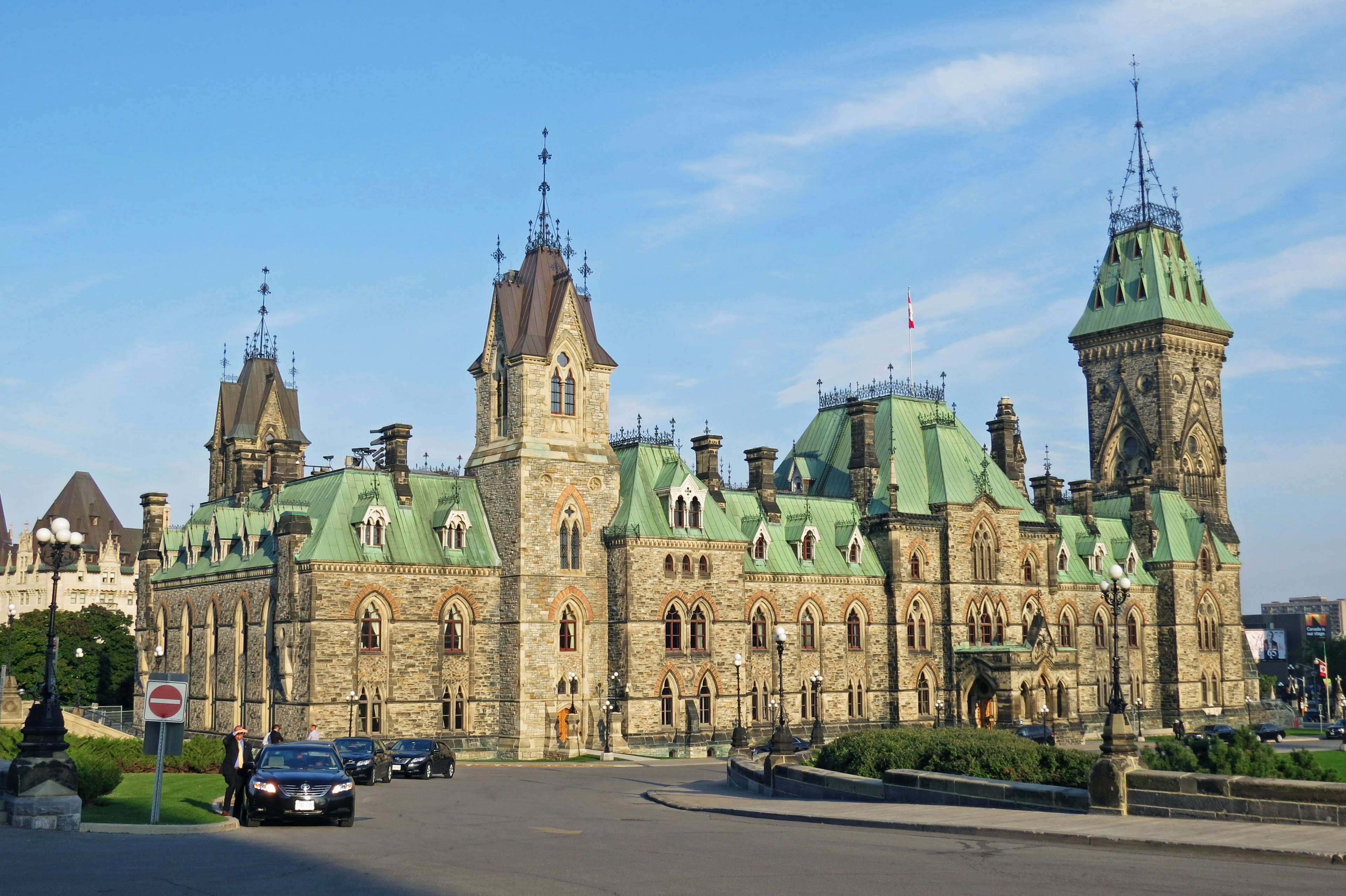 Belle architecture des édifices du Parlement canadien avec ciel bleu